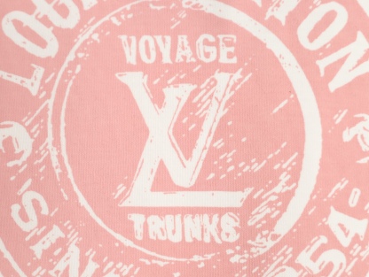 Louis Vuitton/路易威登 25ss 印章logo印花短袖
本款T恤以柔軟透氣的棉質針織裁出休閒廓形。胸前印章點綴多樣路易經典元素，涵蓋品牌創始年份，歌頌品牌的旅行與制箱傳承。

面料紗線支數為60支，屬於高支棉紗紗線細膩柔軟。單股結構使面料更輕盈透氣，雙面針織工藝，正反面紋理一致，面料結構緊密，彈性較好不易卷邊，觸感細膩適合貼身穿著。

TPU光油印花工藝，這是一種結合功能性材料與視覺效果的先進印花技術，尤其適用於提升面料的高端質感。印花用於增加光澤、立體感和特殊觸感，用於設計獨特