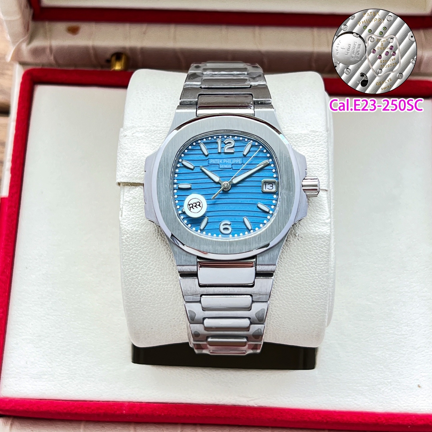 RRR廠聯合瑞士設計師耗時兩年，重金打造天花板PP鸚鵡螺7010系列！原版起模還原數據，達到1：1精細對版。
亮點1️⃣
秒殺市面絕大多數石英女表，搭載🫱🏻🫱🏻（瑞士原裝Cal.E 23-250SC機芯）🫲🏻🫲🏻絕無僅有！0誤差0故障。
亮點2️⃣
字面採用瑞士鋁酸鍶鹽（無放射性）夜光塗層工藝，結合光學塗層增強吸光效率，延長余暉時間，還原原版姿態，讓佩戴者在夜晚更顯靚麗。

