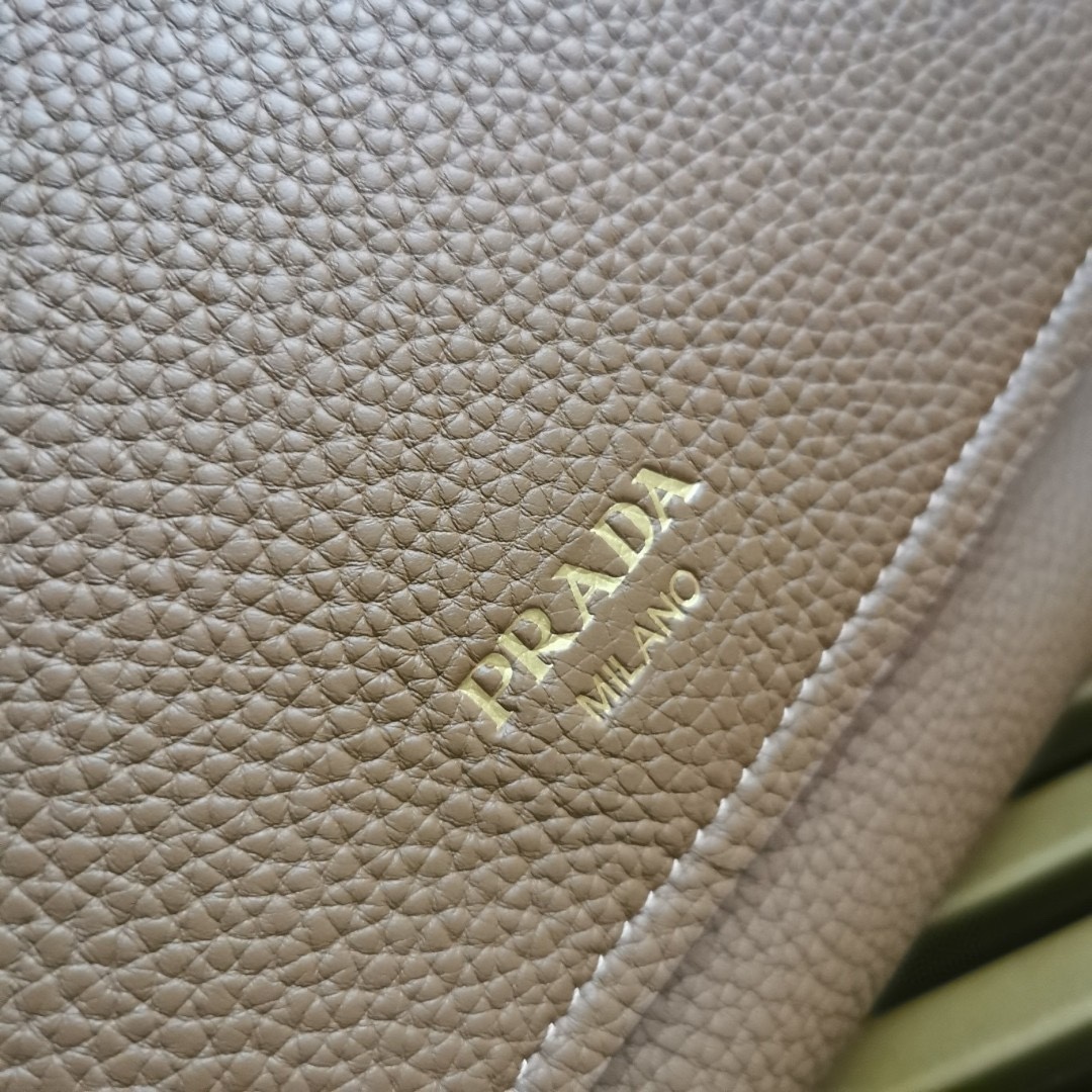 【 原單】🎉新款郵差包🎉🎉2VD069🎉🎉這款皮革單肩包採用進口小牛皮，彰顯時尚休閒格調。精緻小巧，翻蓋廓形搭配可調節肩帶，飾有金屬五金配件和字母徽標。翻蓋設計 上身效果非常酷，寶寶們，趕緊入手吧🎉🎉長22x高22x底12cm🎉🎉🎉👏👏