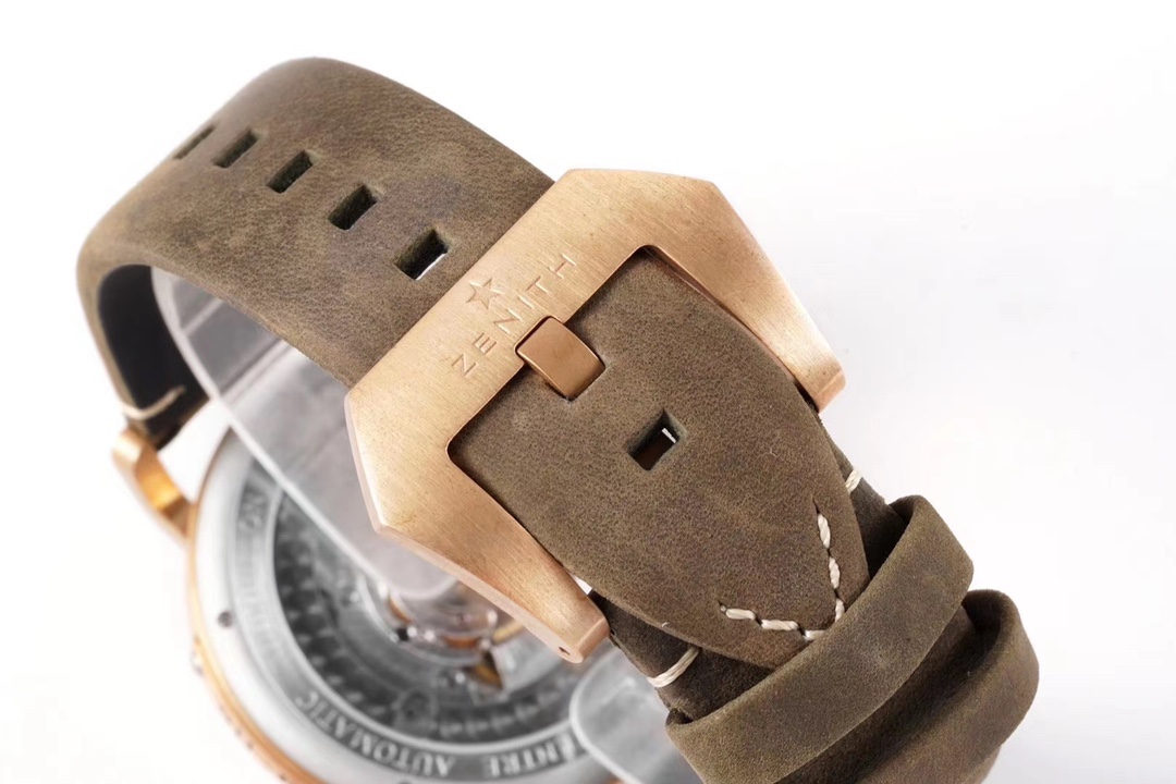 SⅤ又添新作真利時飛行員系列2019年度新款 好萊塢大片青銅騎士殺到！！！真力時是胡歌和靳東等“老幹部”們十分喜歡佩戴的腕表品牌之一，這款青銅材質的腕表散髮著一身正氣，本身就是腕表界的“老幹部”，戴上它足以從外在增添內涵。腕表45毫米的表殼由青銅打造，表鏡採用弧形雙面防眩處理藍寶石水晶，淺變綠色錶盤上粗體阿拉伯數字時標和鍍金琢面的指針上都覆有SuperLuminova SLN C3超級夜光物料，夜間仍可清晰讀取時間，SV 真力時飛行員系列，實現你的大飛夢