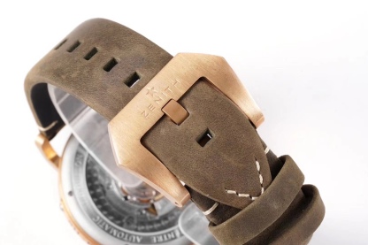 SⅤ又添新作真利時飛行員系列2019年度新款 好萊塢大片青銅騎士殺到！！！真力時是胡歌和靳東等“老幹部”們十分喜歡佩戴的腕表品牌之一，這款青銅材質的腕表散髮著一身正氣，本身就是腕表界的“老幹部”，戴上它足以從外在增添內涵。腕表45毫米的表殼由青銅打造，表鏡採用弧形雙面防眩處理藍寶石水晶，淺變綠色錶盤上粗體阿拉伯數字時標和鍍金琢面的指針上都覆有SuperLuminova SLN C3超級夜光物料，夜間仍可清晰讀取時間，SV 真力時飛行員系列，實現你的大飛夢