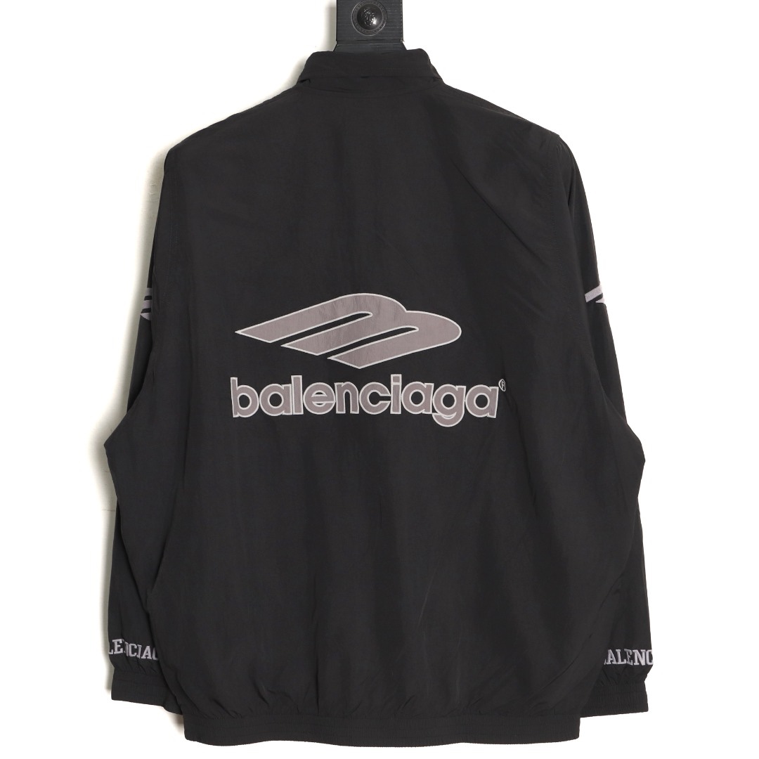 🔝Balenciaga 巴黎世家 26SS 3M徽章衝鋒衣夾克外套
Football系列夾克 黑色主調+灰色Logo刺繡 緞面材質自帶光澤 oversize版型超顯瘦 立領設計利落有型 袖口和下擺細節豐富 左下角“88”數字+品牌元素 辨識度超高 日常街頭、暗黑風都能輕鬆駕馭 搭配同系列衛衣或褲子 酷感造型輕鬆get
尺碼：XS-L