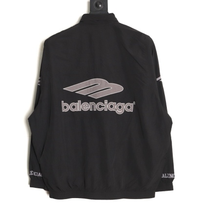 🔝Balenciaga 巴黎世家 26SS 3M徽章衝鋒衣夾克外套
Football系列夾克 黑色主調+灰色Logo刺繡 緞面材質自帶光澤 oversize版型超顯瘦 立領設計利落有型 袖口和下擺細節豐富 左下角“88”數字+品牌元素 辨識度超高 日常街頭、暗黑風都能輕鬆駕馭 搭配同系列衛衣或褲子 酷感造型輕鬆get
尺碼：XS-L