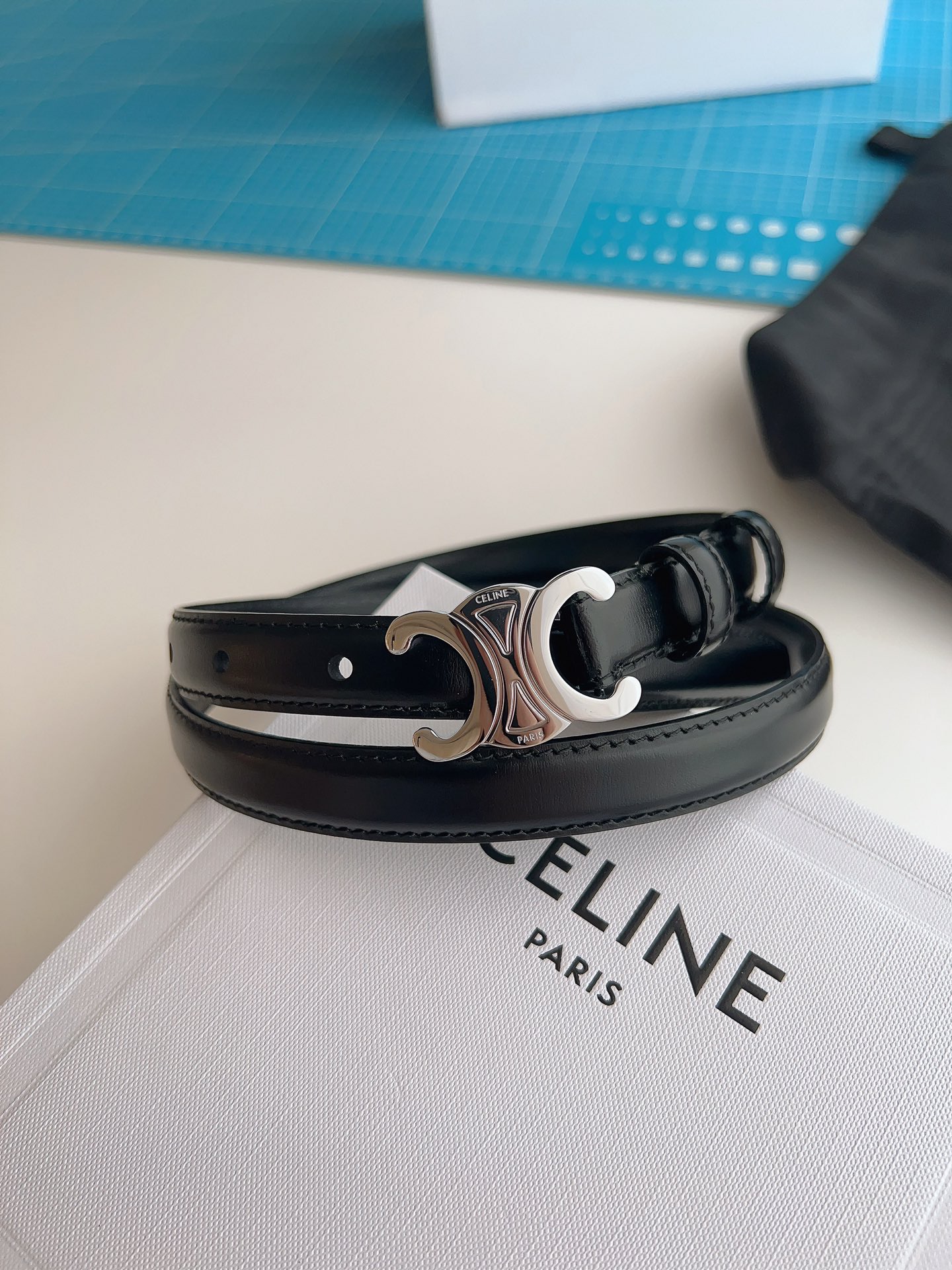 《CELINE》賽琳皮帶 celine 腰帶寬度1.8cm 超火凱旋門手感柔軟細膩，上身效果超級好看。非常顯腰線型，時尚必備神器