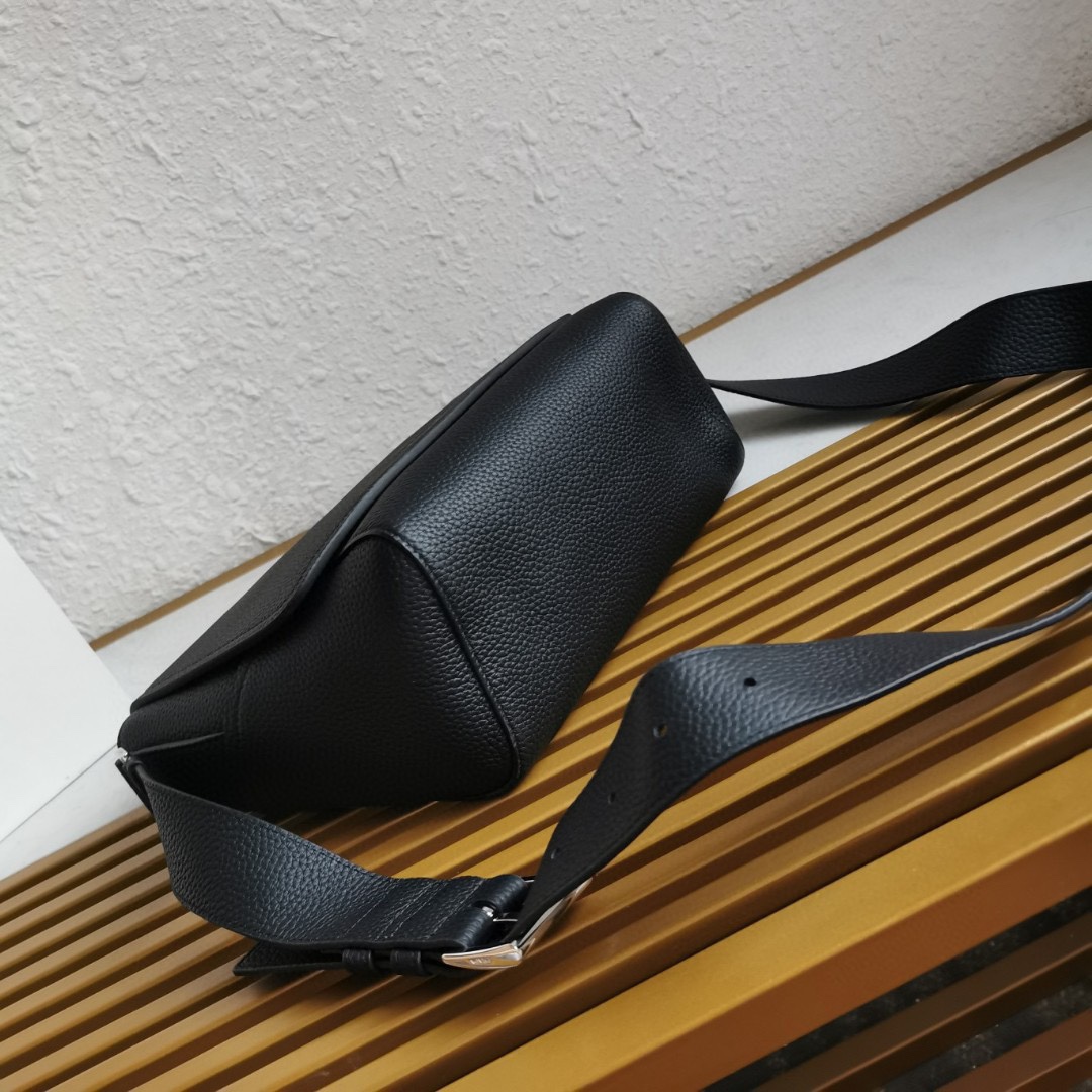 【 原單】🎉新款郵差包🎉🎉2VD069🎉🎉這款皮革單肩包採用進口小牛皮，彰顯時尚休閒格調。精緻小巧，翻蓋廓形搭配可調節肩帶，飾有金屬五金配件和字母徽標。翻蓋設計 上身效果非常酷，寶寶們，趕緊入手吧🎉🎉長22x高22x底12cm🎉🎉🎉👏👏