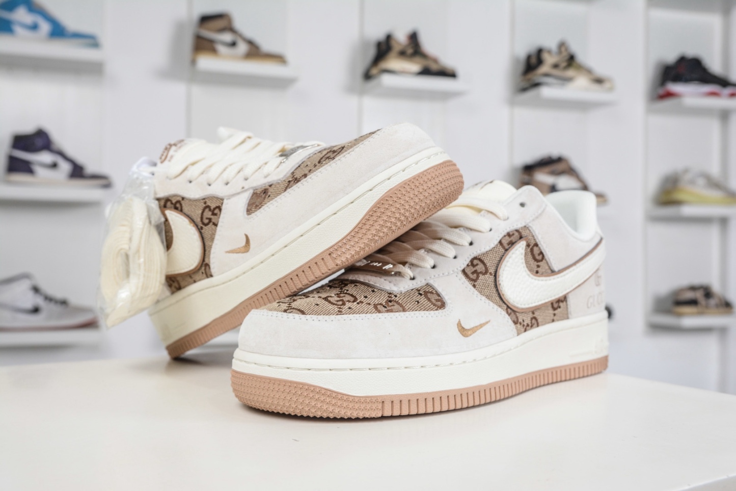Gucci x NIke Air Force 1 古馳聯名-米黃 
貨號:MM3399 807
Size: 36 36.5 37.5 38 38.5 39 40 40.5 41 42 42.5 43 44 44.5 45