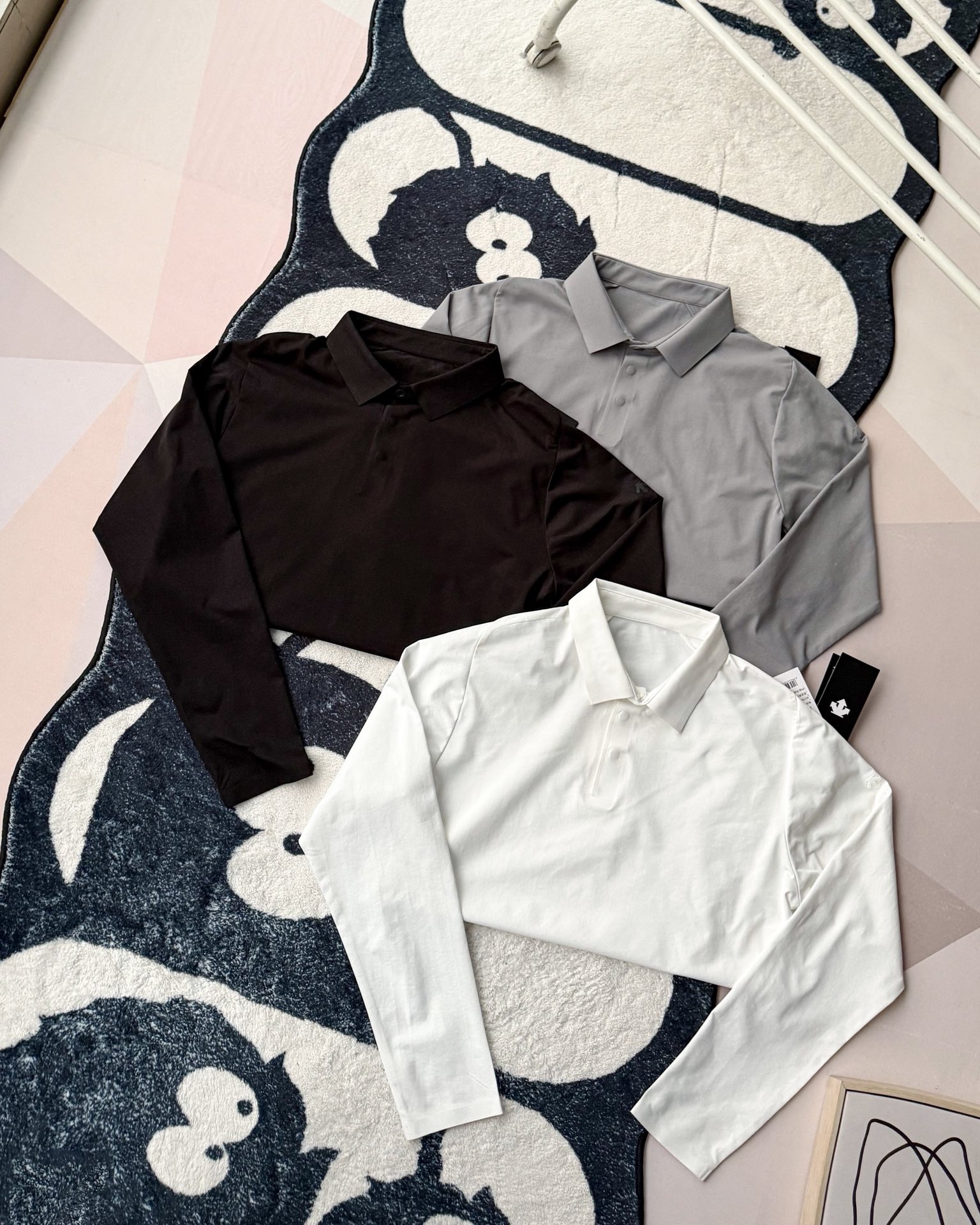 春季新款DESCENTE迪桑特吸濕長袖防曬+抗菌SECOt恤翻領POLO
2026春季新款
大身採用迪桑特自研面料，具有吸濕速乾，UPF215+防曬及Polygiene抑菌功能門襟採用激光切割工藝，結合肩部超聲波貼合工藝，提升細節品質感領口，門襟及下擺均採用熱壓工藝，外觀平整
頻繁穿梭於不同目的地航站樓，美學與實用兼具的著裝是應對高強度，快節奏，多場景工作的基礎。將戶外防護功能面料與都市生活設計剪裁兼容並蓄，實現全日多場景無縫切換讓戶外成為生活的新常態。