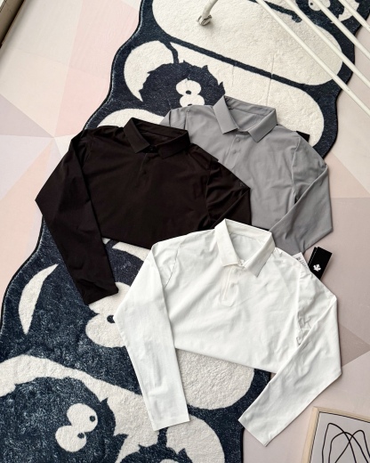 春季新款DESCENTE迪桑特吸濕長袖防曬+抗菌SECOt恤翻領POLO
2026春季新款
大身採用迪桑特自研面料，具有吸濕速乾，UPF215+防曬及Polygiene抑菌功能門襟採用激光切割工藝，結合肩部超聲波貼合工藝，提升細節品質感領口，門襟及下擺均採用熱壓工藝，外觀平整
頻繁穿梭於不同目的地航站樓，美學與實用兼具的著裝是應對高強度，快節奏，多場景工作的基礎。將戶外防護功能面料與都市生活設計剪裁兼容並蓄，實現全日多場景無縫切換讓戶外成為生活的新常態。