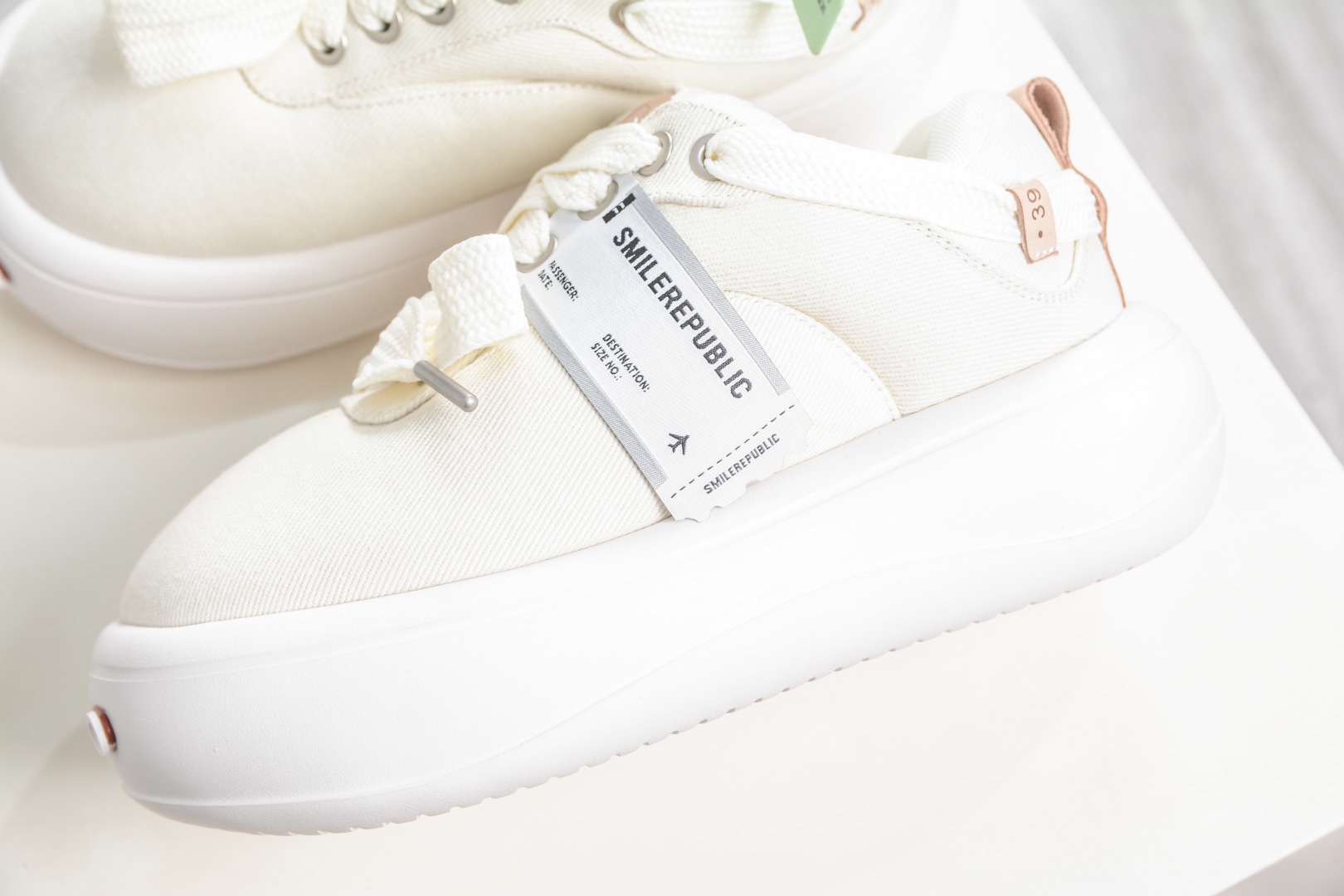 𝐒𝐦𝐢𝐥𝐞𝐫𝐞𝐩𝐮𝐛𝐥𝐢𝐜 SMI 開口笑麵包鞋系列 軟fufu的帆布鞋面透氣不悶腳，暴走一天也不累。5cm的雲朵厚底，悄悄拉長腿部線條，小個子秒變九頭身比例，視覺增高又完全不笨重。
尺碼：35 36 37 38 39 40 41 42 43 44