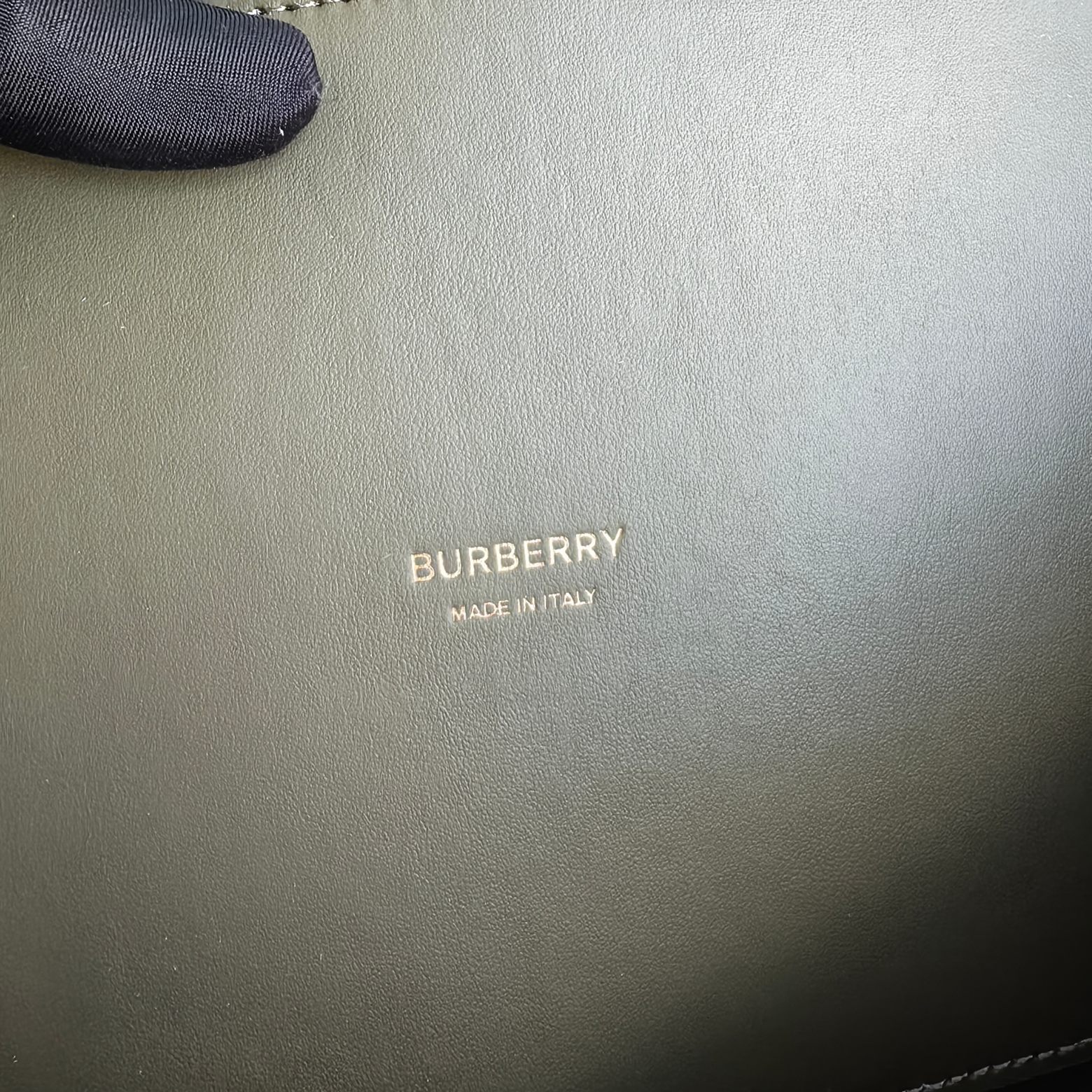 原單Burberry 格紋棉質帆布
頂部皮革提柄
敞口設計
手繪塗漆邊緣
光澤金屬配件
可拆式拉鍊收納袋
頂部皮革提柄
敞口設計
手繪塗漆邊緣
光澤金屬配件
可拆式拉鍊收納袋
商品 80783781
尺寸 51 18 29