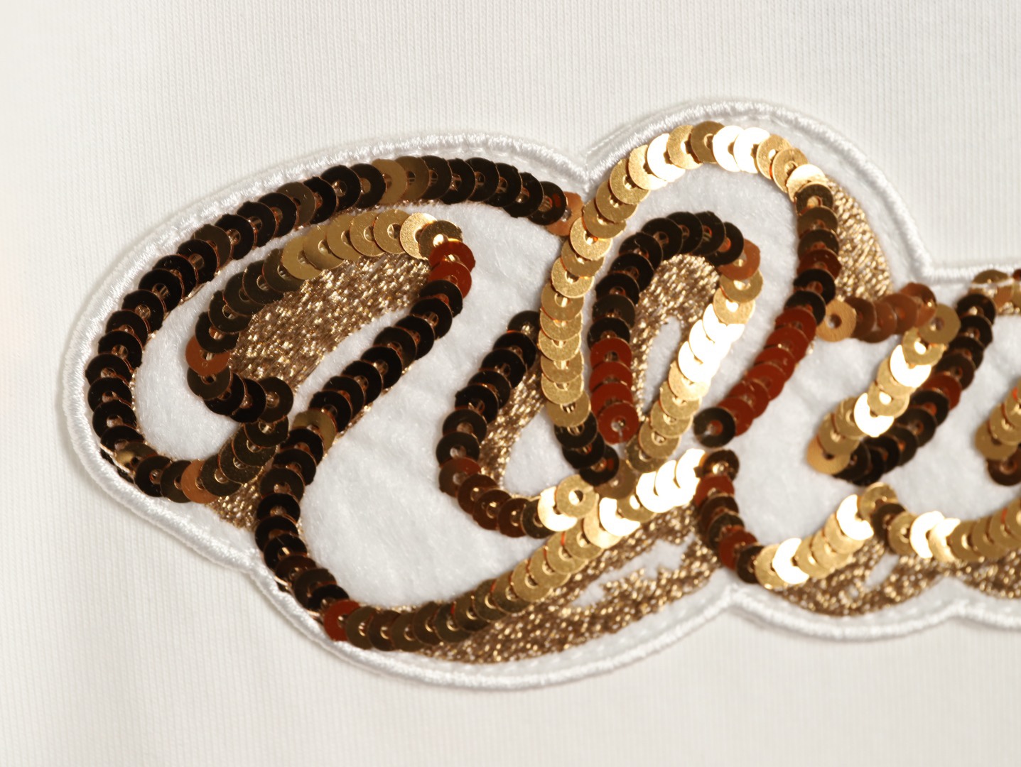 🔝LOUIS VUITTON LV 亮片字母特種刺繡短袖T恤
正品購入，26支雙紗全棉精梳棉220克，1*1索羅娜羅紋280克，特種刺繡，面料酵洗，定制亮片、章仔、商標，合身版型
B Size：S-XL