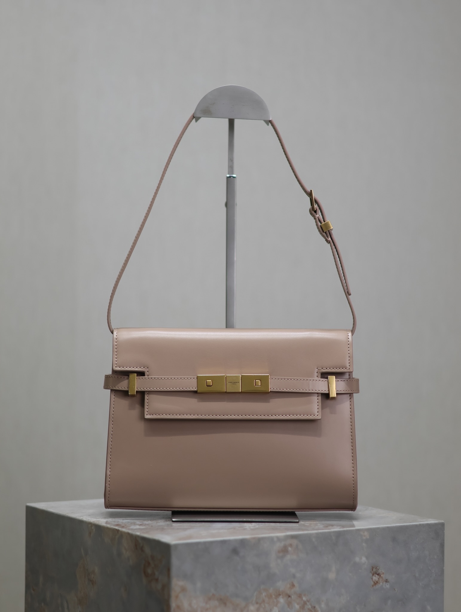 Manhattan_24cm
專櫃同步新款Manhattan法棍包小號24cm全新到貨！最新包型翻蓋曼哈頓法棍包，一改以往經典的logo，取而代之低調簡約的設計風格，它有點像H家的凱莉，很有復古的味道！商務➕休閒兩者結合，總結起來就是百搭！可以手拿，可以單肩或斜挎，一包多用，滿足了商務型女士，又滿足了小女生的休閒！精心挑選的原廠皮、完美的走線、精緻的五金讓整個包包都散髮出高級的味道！
型號：675626
尺寸：24x17.5x6cm