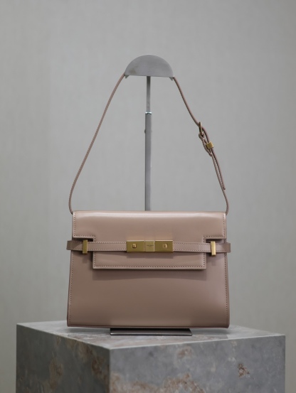 Manhattan_24cm
專櫃同步新款Manhattan法棍包小號24cm全新到貨！最新包型翻蓋曼哈頓法棍包，一改以往經典的logo，取而代之低調簡約的設計風格，它有點像H家的凱莉，很有復古的味道！商務➕休閒兩者結合，總結起來就是百搭！可以手拿，可以單肩或斜挎，一包多用，滿足了商務型女士，又滿足了小女生的休閒！精心挑選的原廠皮、完美的走線、精緻的五金讓整個包包都散髮出高級的味道！
型號：675626
尺寸：24x17.5x6cm