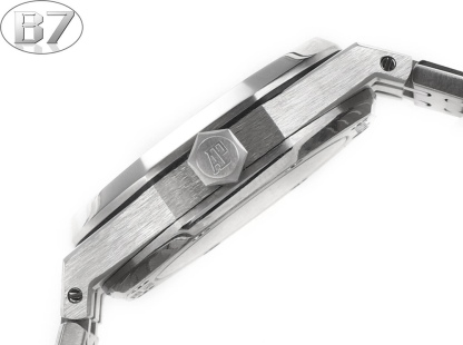 AP愛彼 女款愛彼皇家橡樹 剔除機芯甲板多餘部分，使之變得更加鏤空——成就鋼表巔峰—— 實力演繹 衛冕“鋼”王！【6大精妙之處】1.正品拆解開模，尺寸為37毫米與正品一致！2.完美還原正品表殼的每一處細節，盡顯正品“稜角分明 堅毅果敢”的陽剛氣質。3.鋼帶的做工無可挑剔，比市面上任何鋼帶表做工均要更上一層樓，鋼帶頭粒和表頭銜接的“緩衝帶”的鬆緊程度與正品一模一樣。4.自動陀的與原裝致敬，是市面唯一做到顏色於原裝一致的版本（市面一般版本均偏紅）其上的ap族徽雕刻獨一無二。