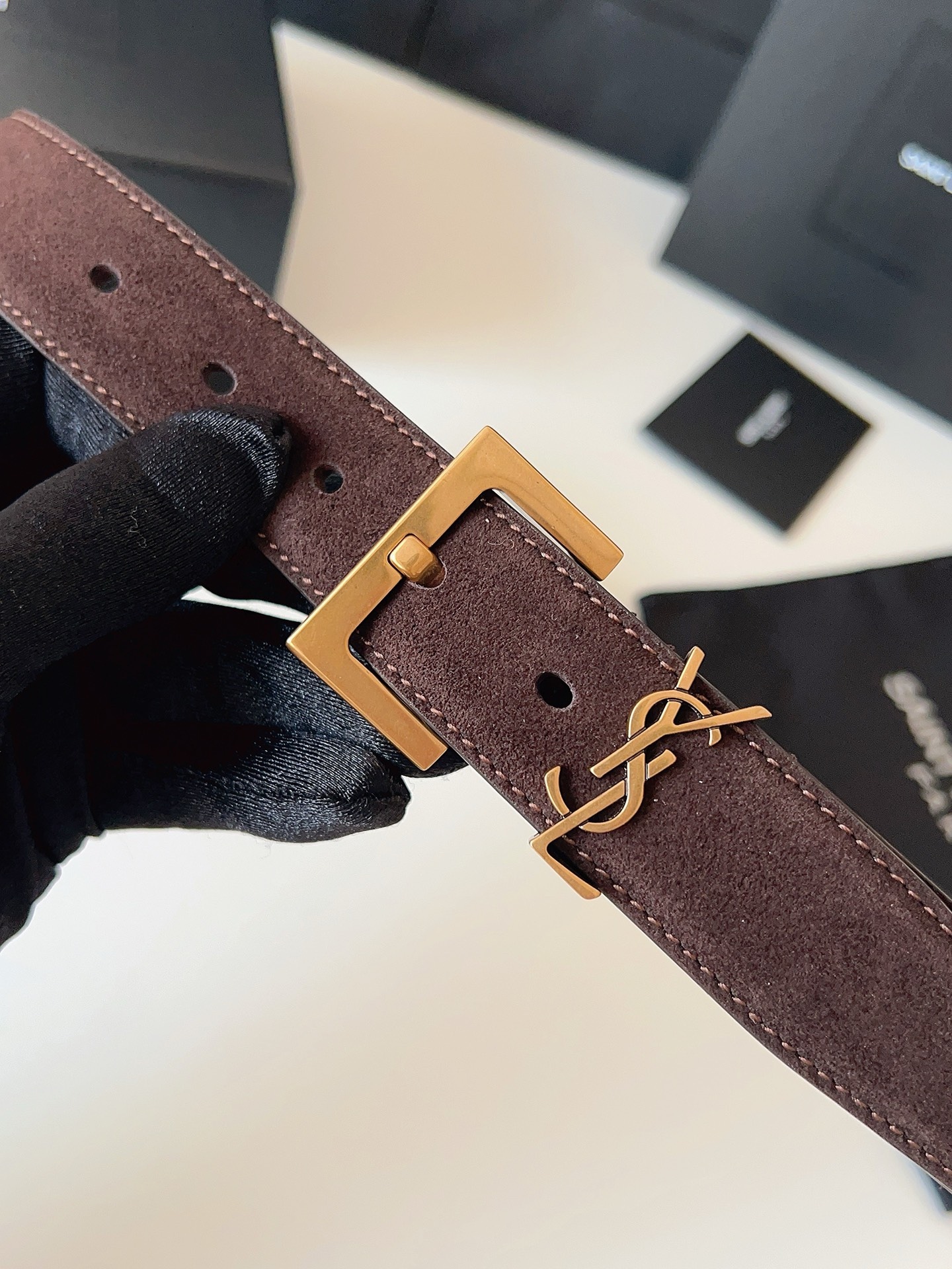 
ysl聖羅蘭2026女士新款腰帶，冬季爆款絨面原版皮，方形搭扣配以ysl標識腰帶環，女士冬季必備款，寬度3.0cm