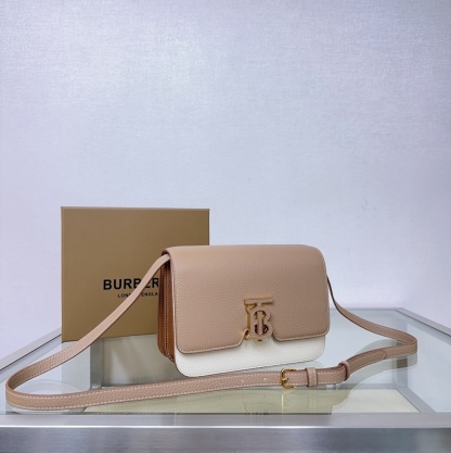 B家最新版型立挺的「TB 專屬標識鎖扣包」，選用意大利鞣制粒紋皮革打造，搭配緝明線設計，鎖扣裝飾 TB專屬標識，可肩背、斜背或打造手拿包造型。
21 x 6 x 16cm❤️型號3311