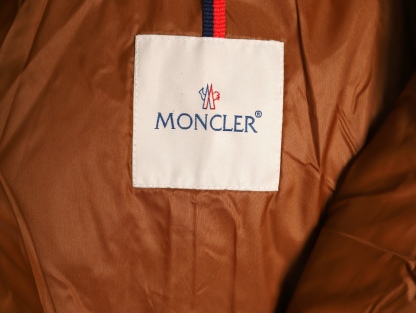 Moncler/蒙口 Gamme Rouge雙口袋連帽羽絨服
Moncler Gamme Rouge男士羽絨服，酒紅色超
有質感，尼龍面料防潑水，90絨填充保暖力滿分
。連帽設計＋金屬按扣，細節控必入！兩個翻蓋
口袋超實用，寬松版型，隨便搭配都很時髦，冬季
出街或戶外都很適合～
A Size:1-5