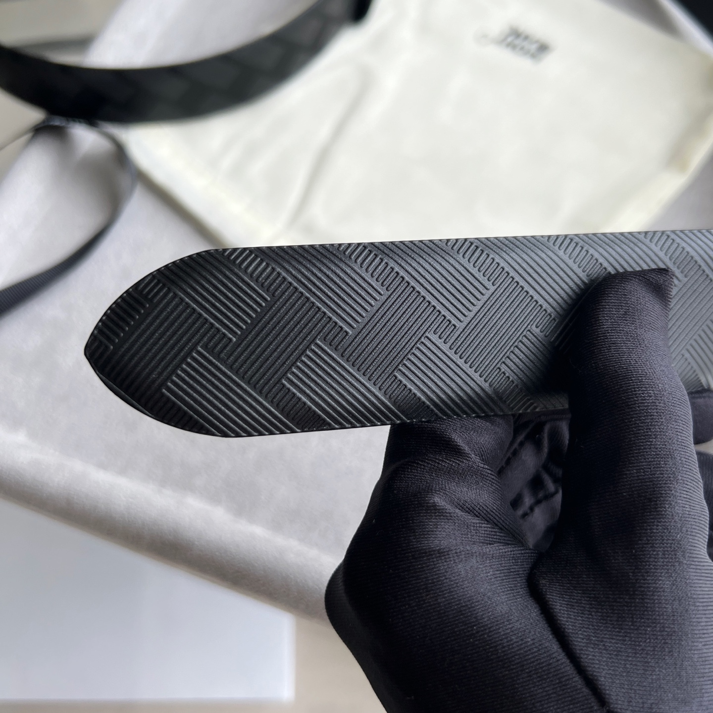 風尚系列馬蹄形帶扣經典黑腰帶 35毫米
作為所有造型的可靠伴侶，這款3.5cm腰帶採用醒目的萬寶龍風尚3.0印花皮革製成，搭配黑色馬蹄形帶扣，飾以橡膠塗層和精美的萬寶龍品牌六角白星標識。黑色萬寶龍風尚牛皮 皮革圖案 帶扣飾有萬寶龍品牌六 白星標識 搭扣裝置 易開啓裝置，可調節皮帶長度 主要顏色
黑色
搭扣類型
針扣式表扣