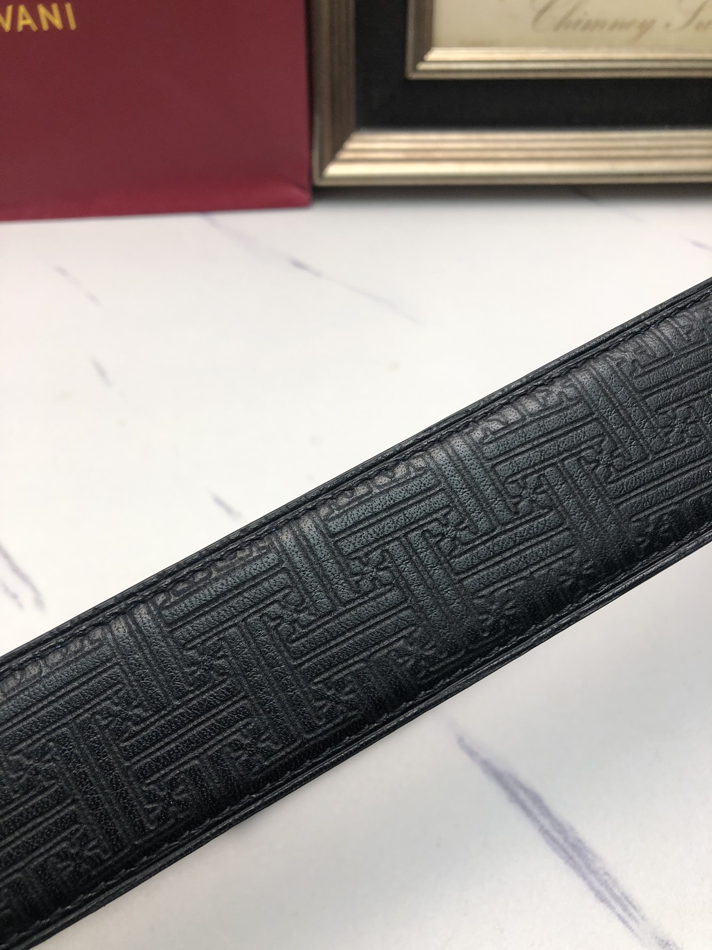 華倫天奴：原單頭層小牛皮燙印花紋，內襯頭層牛皮底，營造織紋外觀。飾以標誌原單扣。專櫃寬度4.0