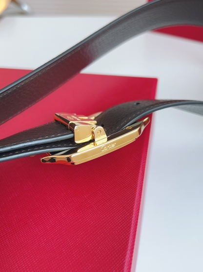 
Cartier（卡地亞）憑借匠心傑作展現與眾不同的美感，融合精湛工藝與經典設計，演繹雋永風格；瀟灑不羈，果敢獨立！此款式易搭配服飾；休閒正裝兩相宜。皮帶寬度：35mm