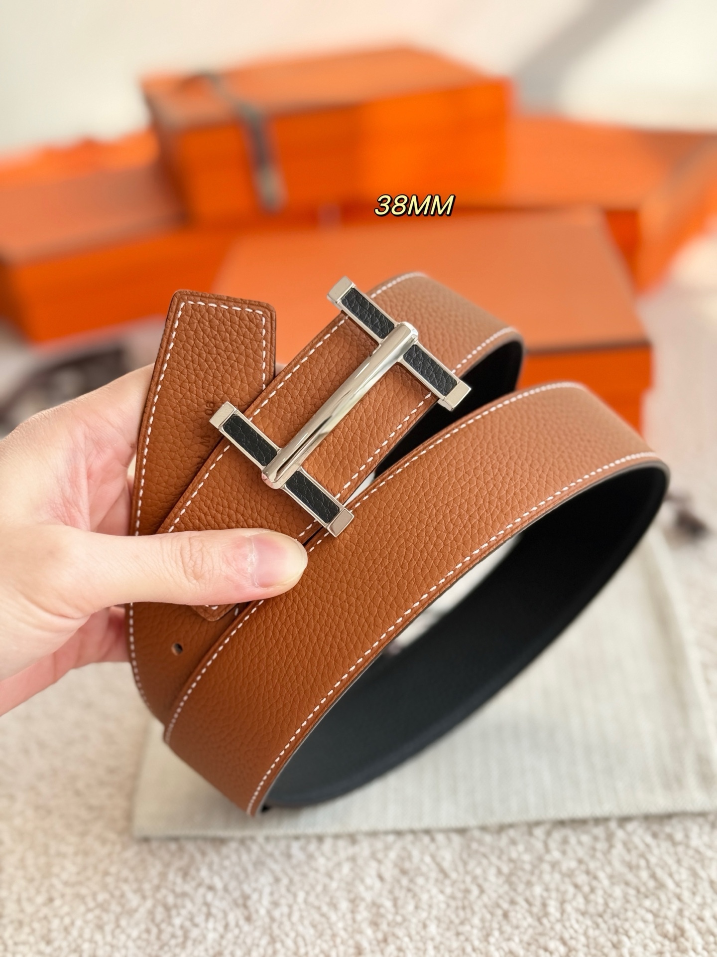 
❤️款 （ Y AA 080 ）Flibustier 精品五金 搭配双面进口 TOGO皮 宽度38MM 以其精湛工艺高品质材料和经典设计备受推崇 是男士腰带顶级选择 简约大气 适合商务和休闲场合 产品手感细腻 不仅是实用配饰 更是身份与品味的象征 ❤️