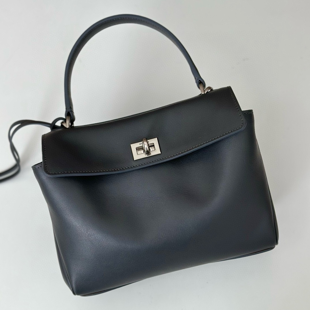 巴黎世家𝗕𝗮𝗹𝗲𝗻𝗰𝗶𝗮𝗴𝗮 🖤🖤出貨了！
款號：795456
尺寸：22.8×9.9×8.3cm
