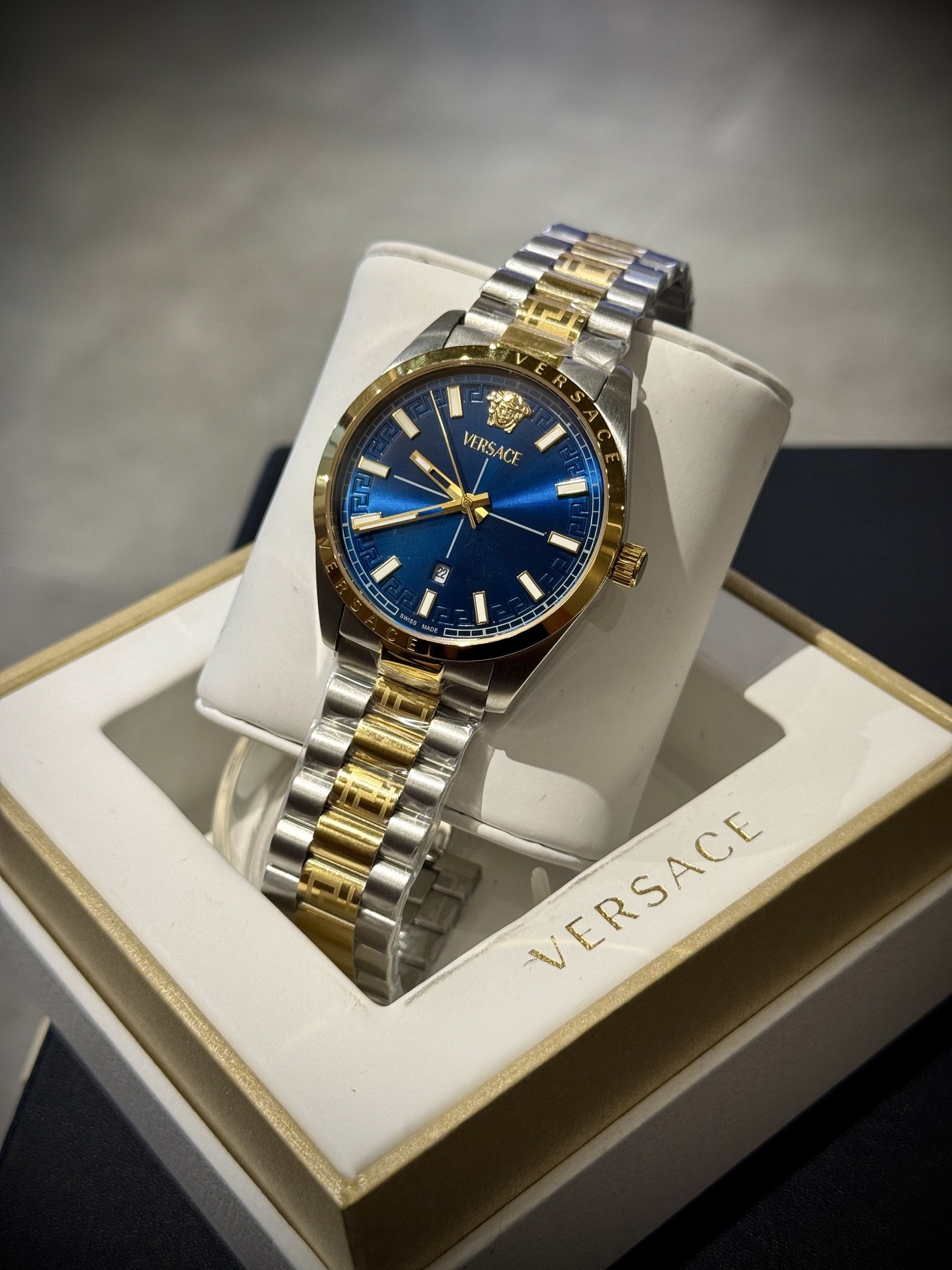 
Versace範思哲石英手錶，VERSACE MILLENYIUM  LADY系列，採用希臘回紋元素錶盤，12時位飾有美杜莎頭像展現範思哲經典圖案魅力，錶鏈印刻希臘回紋搭配雙按蝴蝶扣設計，兼具時尚與舒適，錶盤男款40mm 女款32mm 30米生活防水，進口石英機芯

立即搶購👉