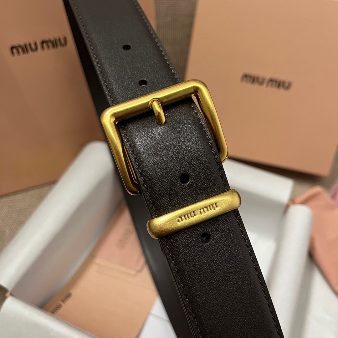 MiuMiu 今年大爆款上新‼️‼️
這就是野性與可愛結合的反差美！
關但寬度粗 腰頭大 有一種野性與可愛結合的反差美～
炎名系上有甜酷甜酷的氛圍感喔#
寬度 ：3.5cm