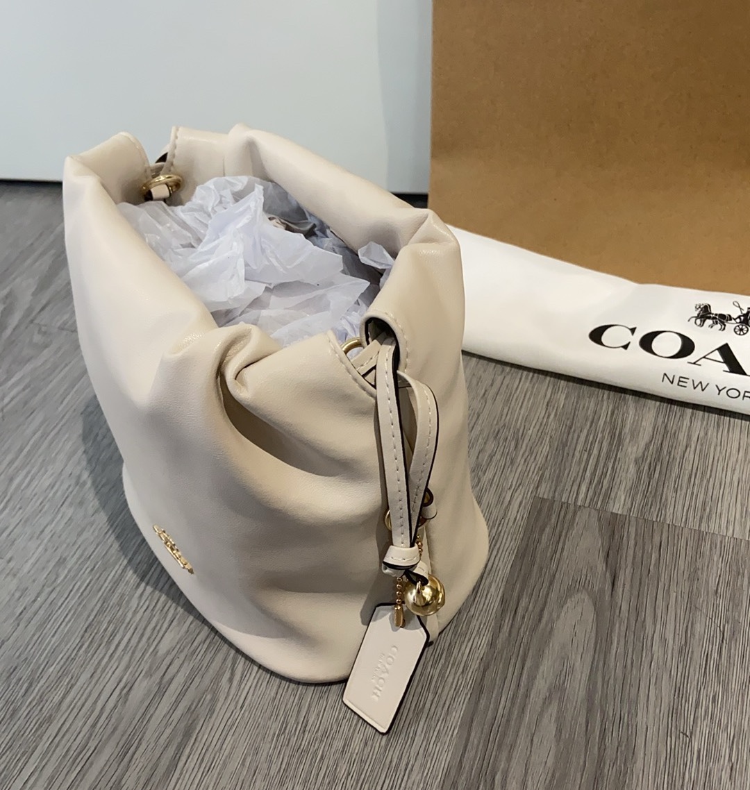 新品小福袋流浪包CDB67 包包真的很適合夏天呀 有點小復古超酷! 尺寸：底長16高17寬13。