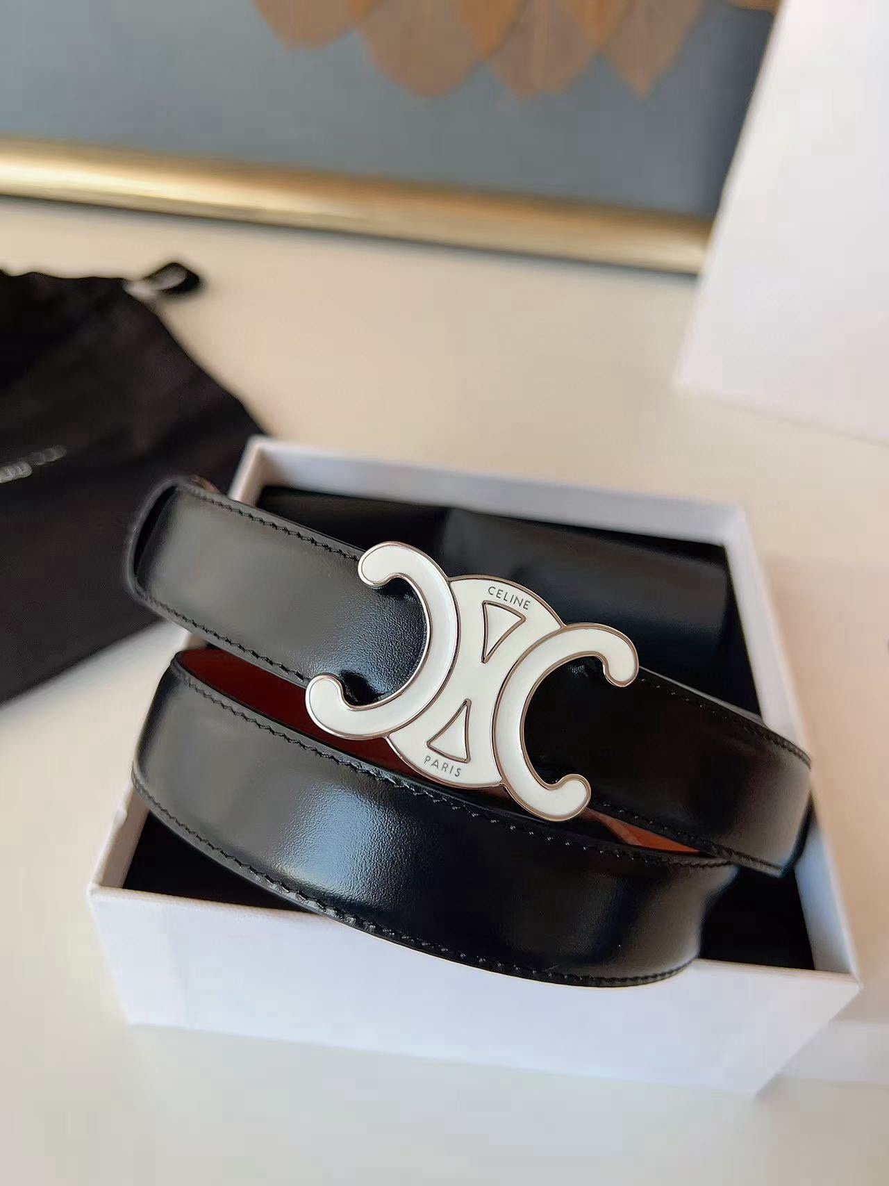 CÉLINE  凱旋門家新款ALIX 中號25毫米雙面腰帶
這款採用牛皮革，滴膠飾面，可拆卸橢圓形搭扣，雙面腰帶，TRIOMPHE雙面飾釘.
寬度：2.5cm