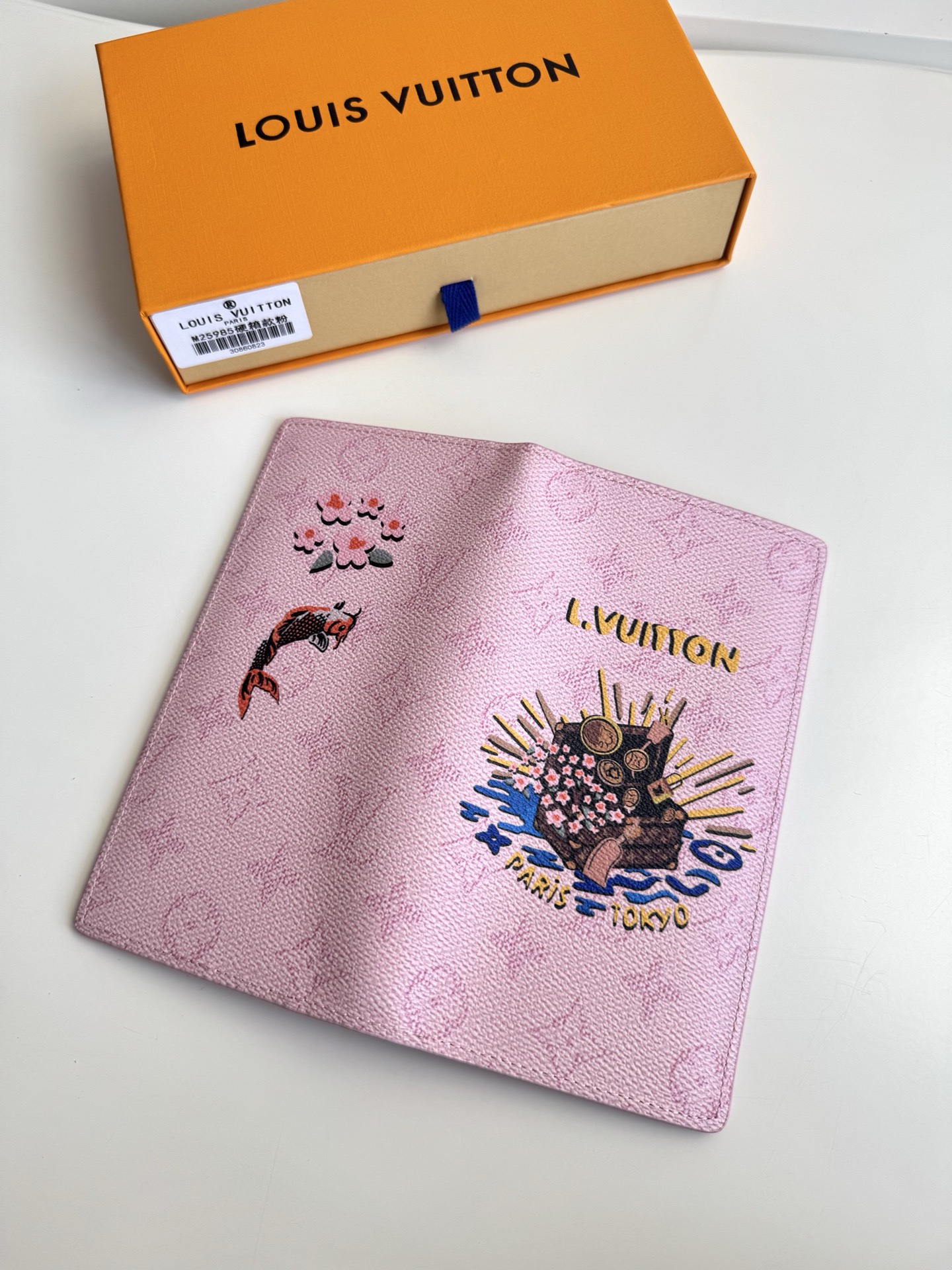 🇫🇷海外原單M25985硬箱粉色獨家實拍！本款 Brazza 錢夾為 Monogram 帆布描繪活力盎然的和風圖案。經典纖長構型囊括口袋、卡片夾層與拉鍊零錢隔層。尺寸：19×10×2cm