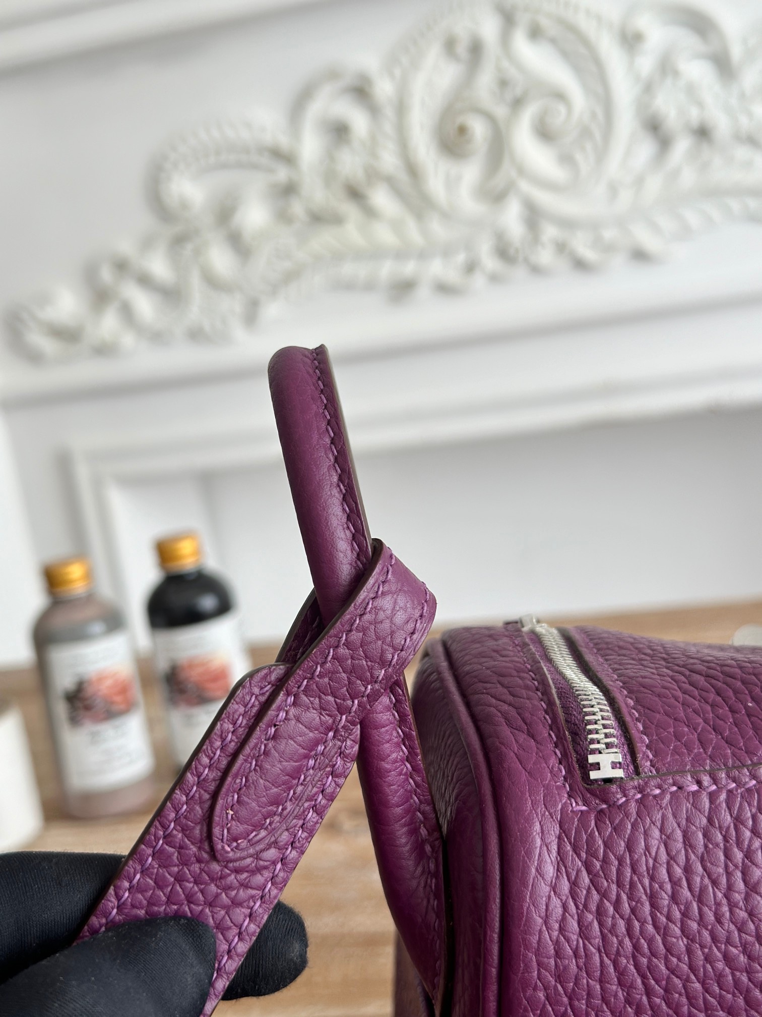 琳迪lindy 19cm	
Tc皮 蜜蠟線半手工縫製
lindy19保留了琳迪包所有細節的完整設計，側口袋、拉鍊等全部都是經典的設計√
這只小可愛暴擊了多少人的少女心