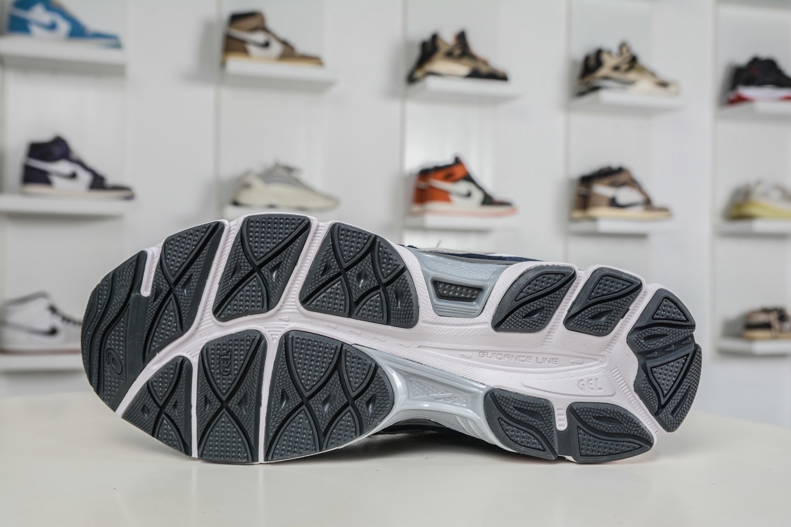 Asics Gel-NYC 亞瑟士運動休閒透氣專業跑鞋
貨號: 1201A789 100
尺碼：36 37 37.5 38 39 39.5 40 40.5 41.5 42 42.5 43.5 44 45 46 47.5