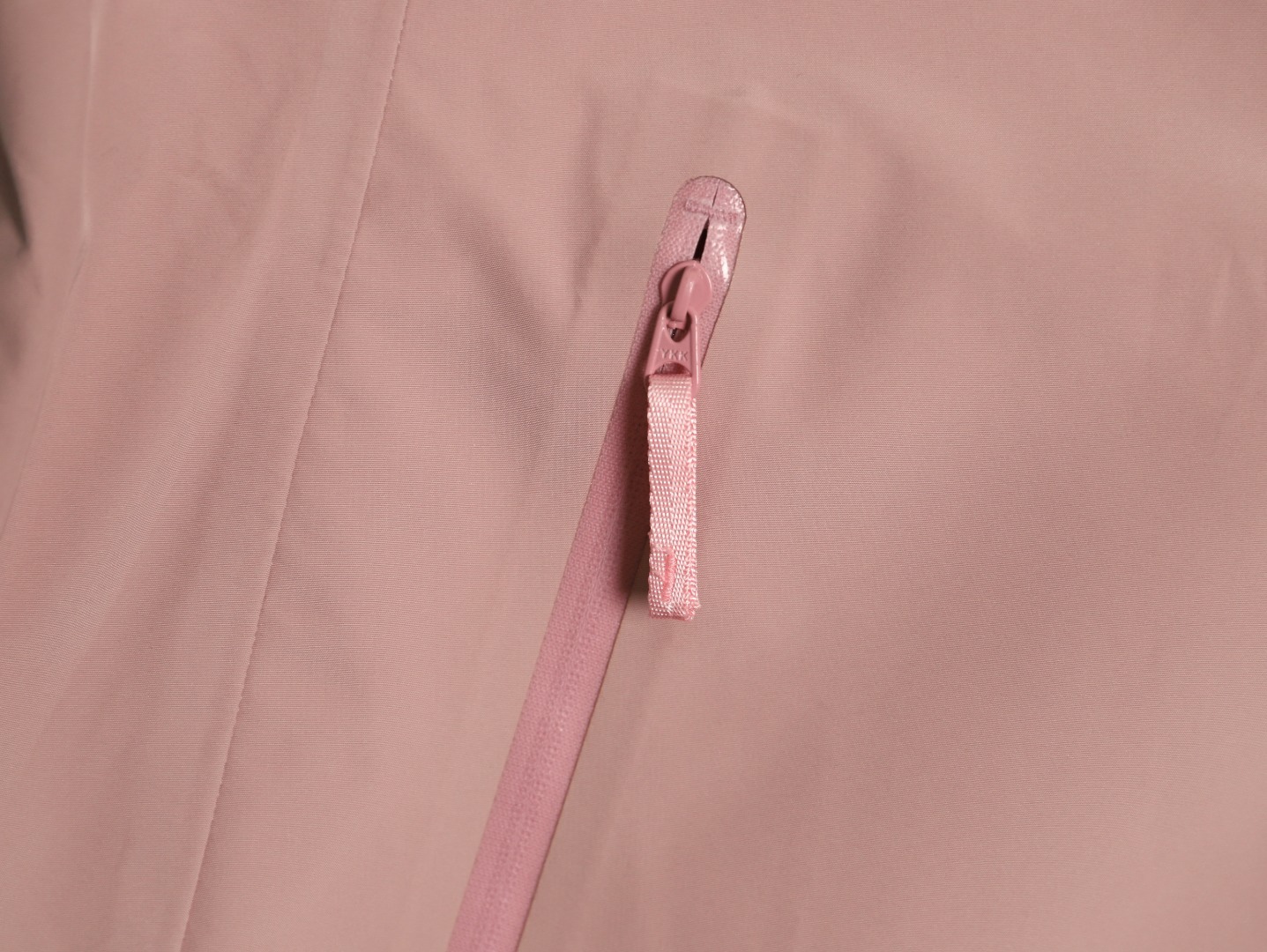 🔝ARC‘TERYX 始祖鳥 BETA LT戶外防水硬殼衝鋒衣
市場獨家全溢膠版本 一比一細節還原
YB四次壓膠工藝 整衣3D立體仿生學設計衣長臂彎 TRI-DURANCE防水防雨面料 自行區別市面先行版本 原包裝原標 全套輔料定制 整衣 腋下YKK雙向拉鍊 五金全部開模定制
R1 SIZE：S-XXL