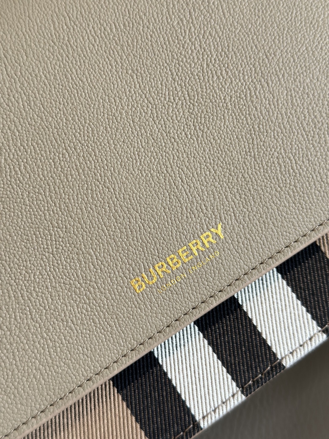 B家最新格紋挎包配上寬肩帶 💕肩帶長短可以自動調節，單肩斜挎包手拿，隨心所欲 
進口小牛皮拼帆布格紋實用性超絕，日常通勤、逛街出行，所需物品都能輕鬆裝下 尺寸24x17x9型號0251