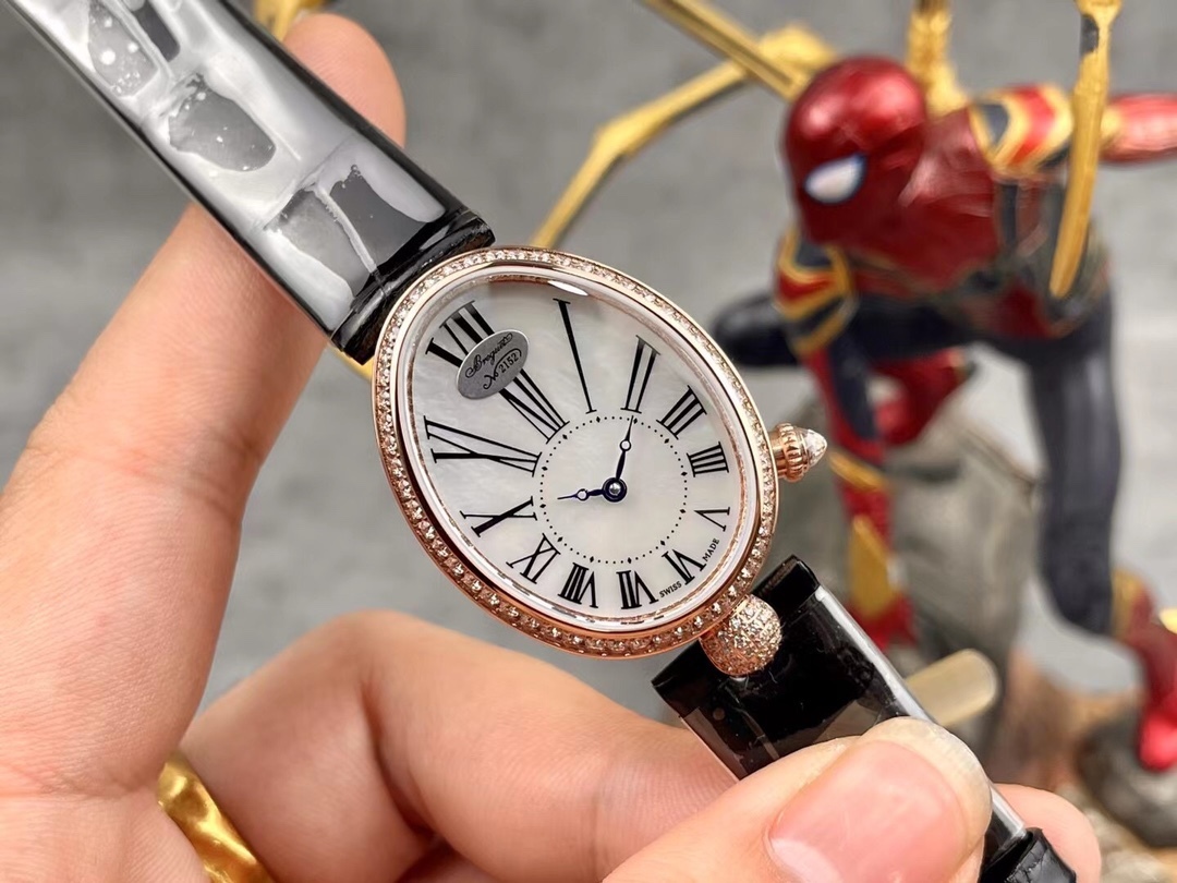 [玫瑰][玫瑰]最強 升級版 頂級 復刻女款 寶璣那不勒斯皇后系列，
【表殼】腕表尺寸分別為中號36.5x28.5毫米 
鵝卵形表殼高雅大氣，表殼外緣飾有錢幣紋。表圈和表殼周圍鑲嵌共117顆施華洛水晶（約0.99克拉）。表冠處鑲有一顆梨形晶石（約0.26克拉）
【精彩細節】
1.與原裝吻合，在表殼背部均打有貴金屬標識，效果清晰工整，彰顯腕表檔次。2.穹面玻璃，從側面看不僅有魚眼效果，還能折射鑽石帶來的璀璨光芒，更顯腕表高貴血統。
3.為了達到原裝K金質量的手感，調試了表殼內部結構的配重，做到重量與原版如出