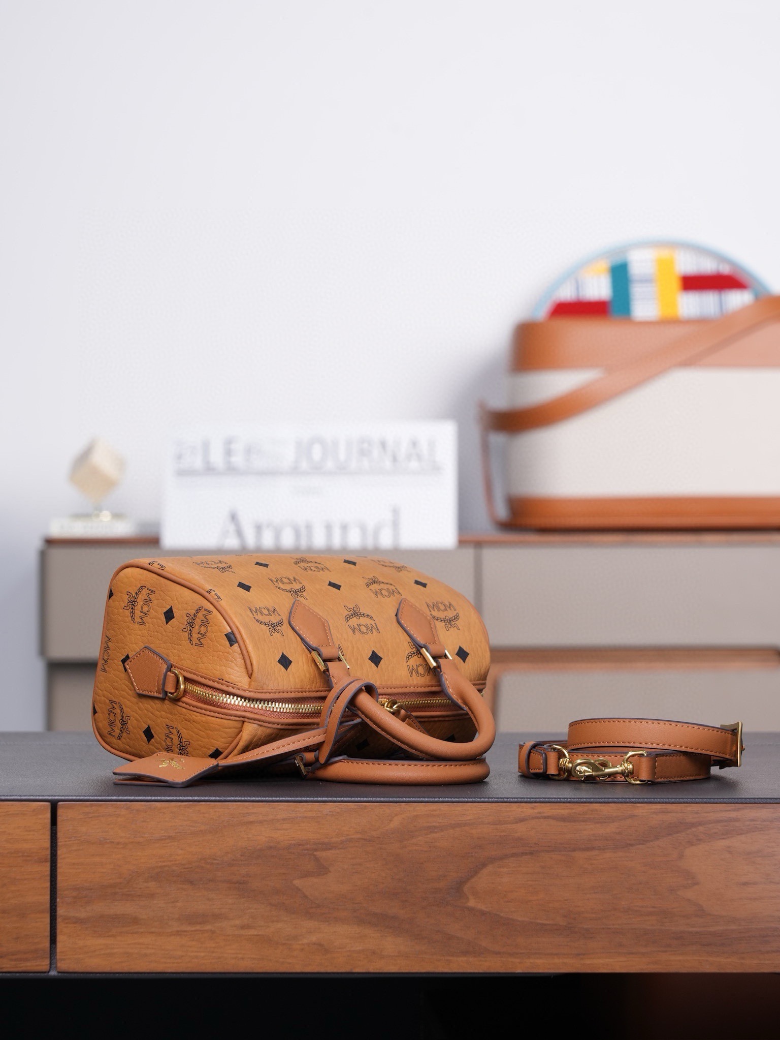 ®全新升級®官網同步
𝙈𝘾𝙈 𝙀𝙡𝙡𝙖 𝘽𝙤𝙨𝙩𝙤𝙣
乾邑色𝙎𝙢𝙖𝙡𝙡#波士頓枕頭包

·CP獨家出品｜乾邑色
這款Visetos波士頓包採用天然Nappa皮革飾邊、皮革吊牌及掛鎖設計。
這款小號Ella波士頓包誕生於慕尼黑的黃金時代，是一款日用肩背包。皮革吊牌及雕花Logo金屬掛鎖的設計靈感源自品牌的旅行傳統，直接取材於品牌的經典旅行箱。

型號：MWBFAEA03PZ001
尺寸：25*14*16cm
肩帶：可調節93-109cm
開合：拉鍊式
顏色：乾邑色/