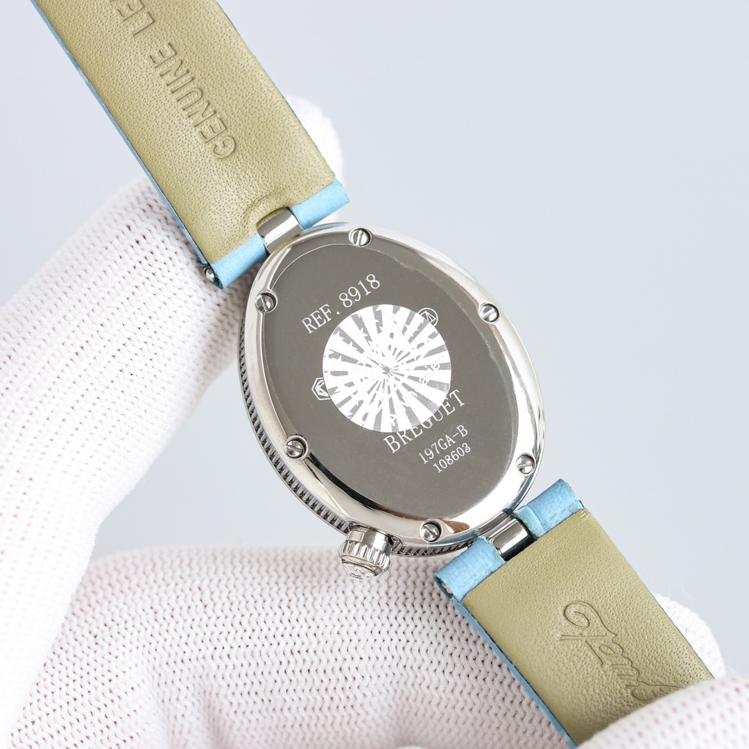 AW廠出品。那不勒斯王后系列REINE DE NAPLES[色]高品質女士瑞士石英機芯女表、
圓弧形的錶盤採用閃閃發光的白色天然母貝製成，錶盤上的羅馬數字“XII”則採用白色天然母貝製成，以細木鑲嵌工藝固定於錶盤之上。母貝材質脆弱易碎，因此在細木鑲嵌工藝中尤為棘手，可謂名副符其實的傑作。