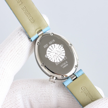 AW廠出品。那不勒斯王后系列REINE DE NAPLES[色]高品質女士瑞士石英機芯女表、
圓弧形的錶盤採用閃閃發光的白色天然母貝製成，錶盤上的羅馬數字“XII”則採用白色天然母貝製成，以細木鑲嵌工藝固定於錶盤之上。母貝材質脆弱易碎，因此在細木鑲嵌工藝中尤為棘手，可謂名副符其實的傑作。