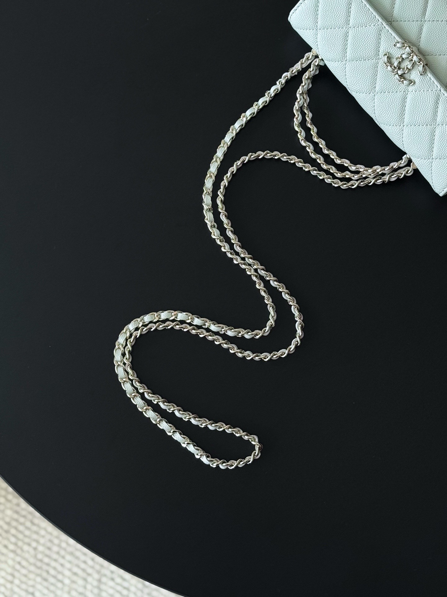 Chanel 25S 新款本季 最火的小球牛皮Kelly 手柄包
這顆絕對是黑馬
第一眼看到就深深愛上💕
顏值不必說 直接閉眼入不會錯
很好打理 也是百搭型
實現了單背斜挎腋下背手拎的效果📷
簡直就是福音〰️
很精緻 值得珍藏🔝

五金：全鋼18K淺金
皮料：獨家Haas小牛皮
尺寸：𝟏8*𝟏0*4.𝟓 𝚌𝚖
型號：AS3238