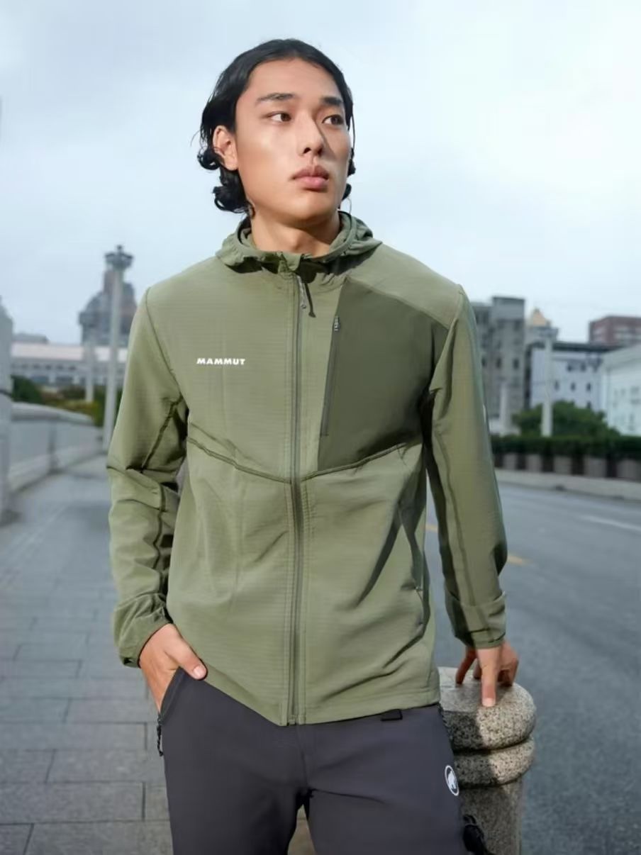 2026年春季新款猛獁象MAMMUT輕量單層彈力外套夾克 男女同款 軟殼連帽夾克
面料95的聚酯纖維 5的氨綸 輕盈帶彈力  手感柔軟舒適   不靜電 質感輕膚，，自帶纖維紋理 ，格紋凹槽 空氣流通  可快速散熱  吸濕排汗 
款式設計簡約大牌，胸口拼布拉鍊口袋 ，多處細節採用四針六線🧵設計點綴，肉眼可見的工藝美
手插口袋，做的壓膠無痕一公分外延  內隱藏拉鍊口袋 上下刺繡鎖邊 提升品質
彈力袖口 輕便舒適 ，下擺出帶有調節繩，穿搭風格可隨意切換
日常休閒  上班通勤 戶外運動  舒適百搭