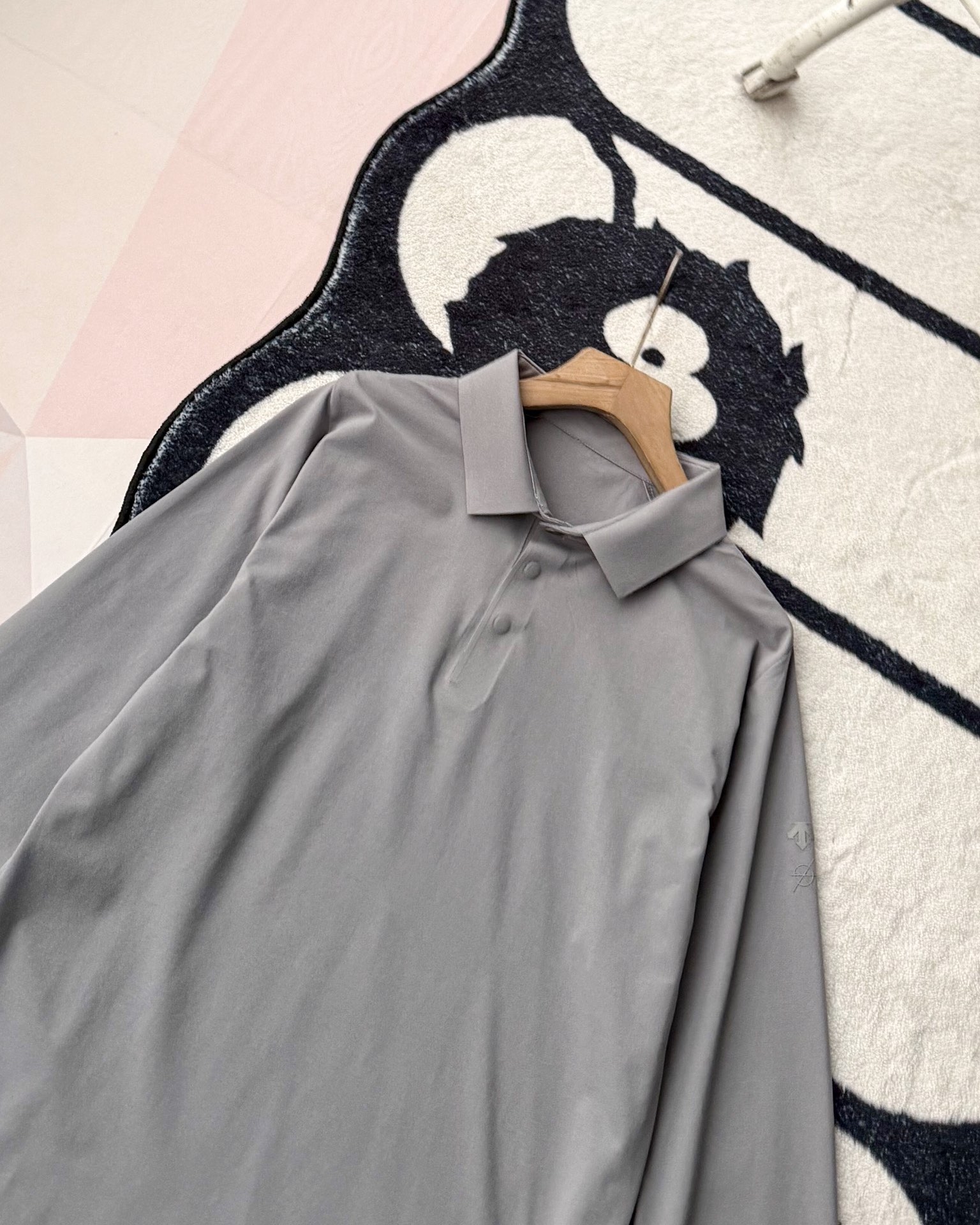 春季新款DESCENTE迪桑特吸濕長袖防曬+抗菌SECOt恤翻領POLO
2026春季新款
大身採用迪桑特自研面料，具有吸濕速乾，UPF215+防曬及Polygiene抑菌功能門襟採用激光切割工藝，結合肩部超聲波貼合工藝，提升細節品質感領口，門襟及下擺均採用熱壓工藝，外觀平整
頻繁穿梭於不同目的地航站樓，美學與實用兼具的著裝是應對高強度，快節奏，多場景工作的基礎。將戶外防護功能面料與都市生活設計剪裁兼容並蓄，實現全日多場景無縫切換讓戶外成為生活的新常態。