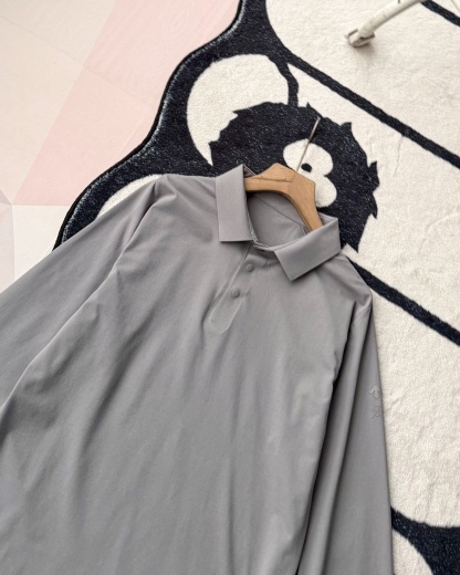 春季新款DESCENTE迪桑特吸濕長袖防曬+抗菌SECOt恤翻領POLO
2026春季新款
大身採用迪桑特自研面料，具有吸濕速乾，UPF215+防曬及Polygiene抑菌功能門襟採用激光切割工藝，結合肩部超聲波貼合工藝，提升細節品質感領口，門襟及下擺均採用熱壓工藝，外觀平整
頻繁穿梭於不同目的地航站樓，美學與實用兼具的著裝是應對高強度，快節奏，多場景工作的基礎。將戶外防護功能面料與都市生活設計剪裁兼容並蓄，實現全日多場景無縫切換讓戶外成為生活的新常態。