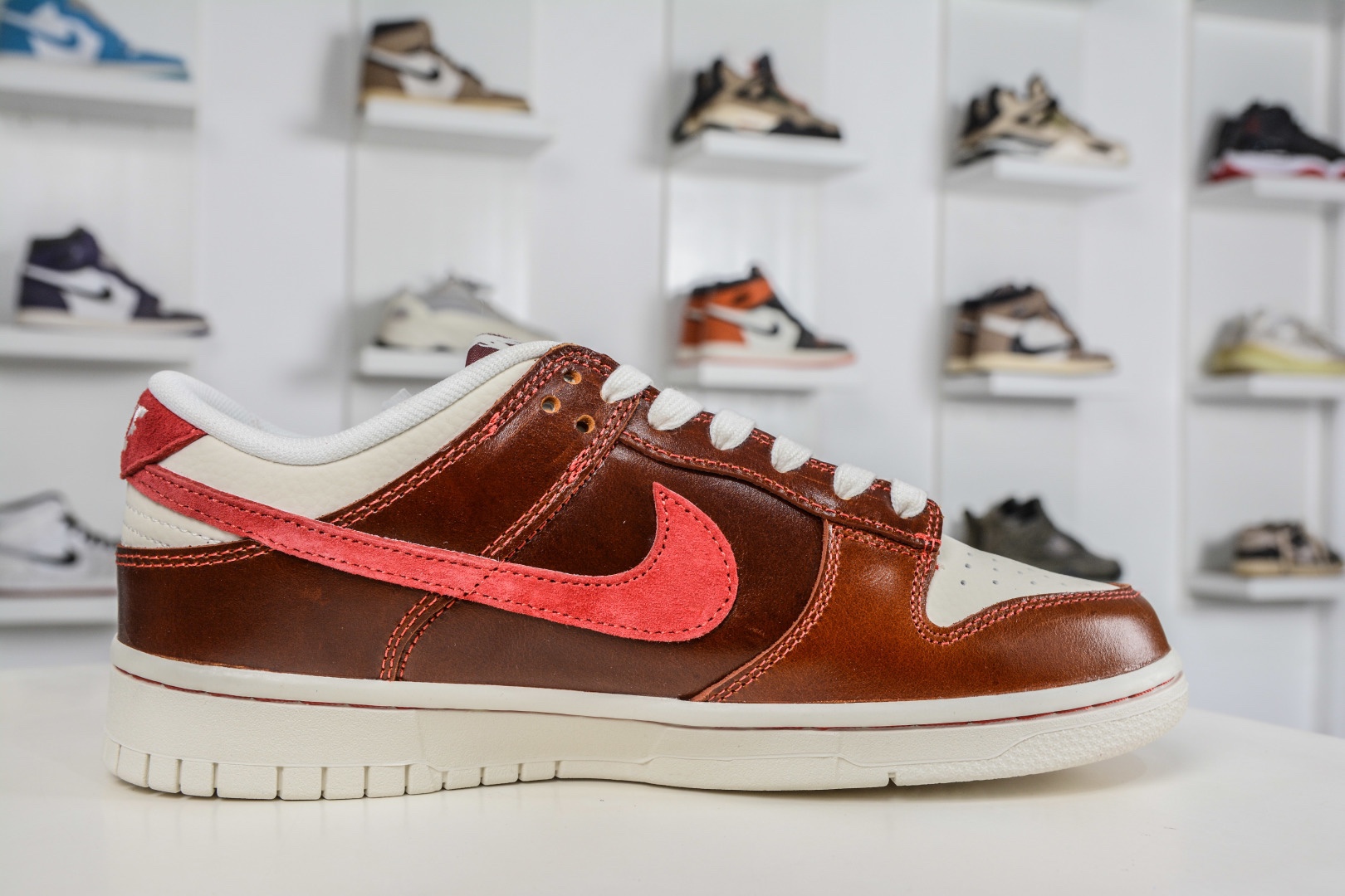 Nike SB Dunk Low x Louis Vuitton LV馬年限定聯名-酒紅棕 
貨號：DS6608 025
尺碼：36 36.5 37.5 38 38.5 39 40 40.5 41 42 42.5 43 44 44.5 45