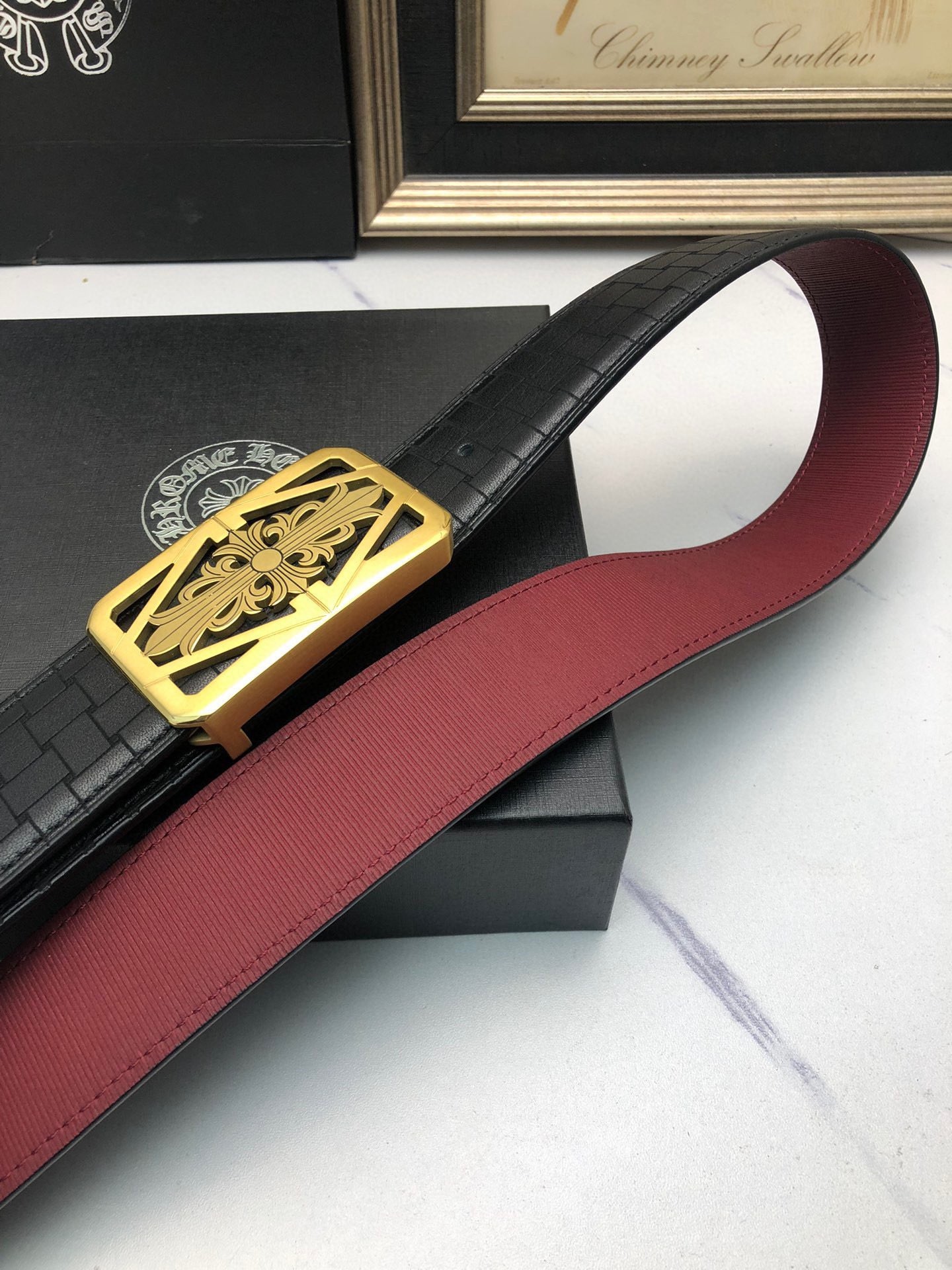 克羅星：原單頭層牛皮燙印花紋面，內襯頭層小牛皮底，搭配原單自動扣，可裁剪的自動帶，此款腰帶面雙採用意大利原定廠制進口牛皮帶身 ，對專版櫃足寬3.5