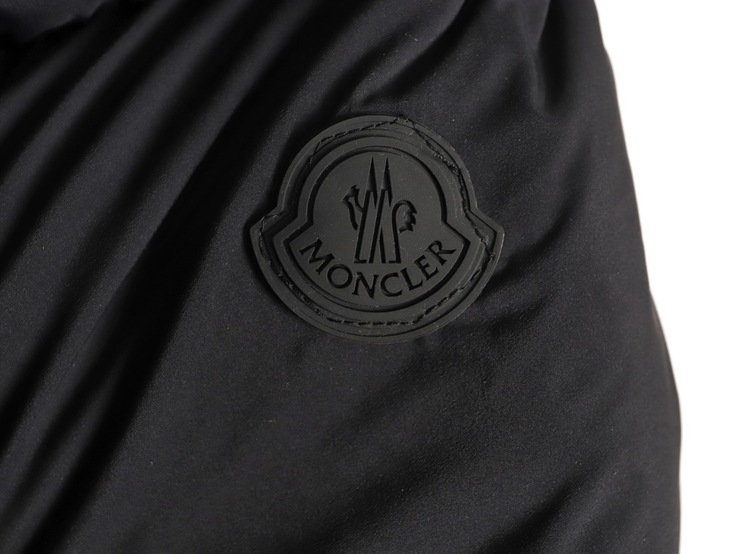 🔝Moncler 蒙口 黑武士羽絨服外套
經典黑武士造型 連續多年斷貨王 我們採用原版東麗集團進口 聚酯纖維三防面料定染 雙層訂制內膽里布 填充平均250g左右90白鵝絨 原版一致YKK正品拉鍊五金 用料扎實 誠意之作
尺碼：3 4 5 6