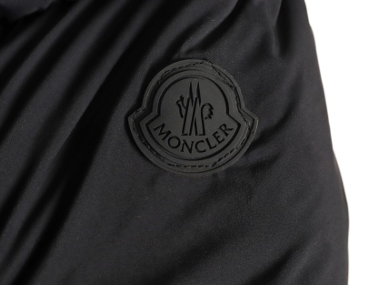 🔝Moncler 蒙口 黑武士羽絨服外套
經典黑武士造型 連續多年斷貨王 我們採用原版東麗集團進口 聚酯纖維三防面料定染 雙層訂制內膽里布 填充平均250g左右90白鵝絨 原版一致YKK正品拉鍊五金 用料扎實 誠意之作
尺碼：3 4 5 6