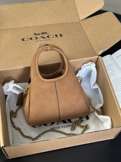 Coach新款首發🔥Lana19 mini號
尺寸：19✖️17cm
精緻小巧，簡約時尚
可手拎，可斜挎 ☑️小號 麂皮棕色
尺寸：19✖️17cm