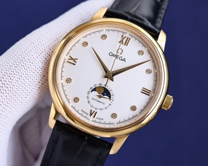 
玫瑰][玫瑰]20223【OMEGA】新款推薦，蝶飛系列＂升級版＂，機芯型號為ETA2824-6機芯（6位真日曆與24小時星辰功能） 質量穩定，尺寸40mm，厚度1.1mm.表殼為316L全鋼鍍納米鉑金表技術，更彰顯高貴大氣，錶帶搭配意大利頭層小皮，是你佩戴裝飾不二選擇。實物更高大上，期待你的品鑒[抱拳]送禮自戴精品！[勝利]高端品質，匠心獨具！大廠品質！歡迎轉載！