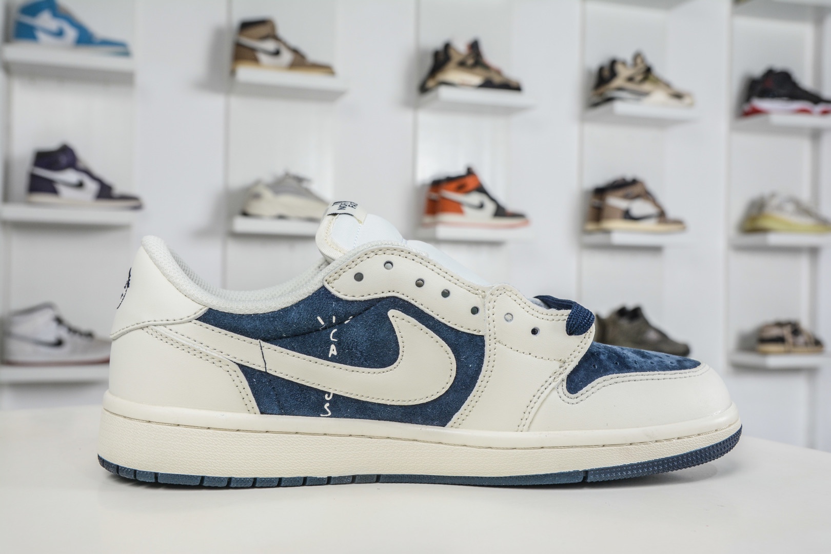 The North Face x Supreme x Travis Scott x Air Jordan 1 Low喬丹1代低幫倒鈎北面Sup馬年限定聯名-白深藍  定制配色 
貨號:DM7866 125
SIZE：36 36.5 37.5 38 38.5 39 40 40.5 41 42 42.5 43 44 44.5 45